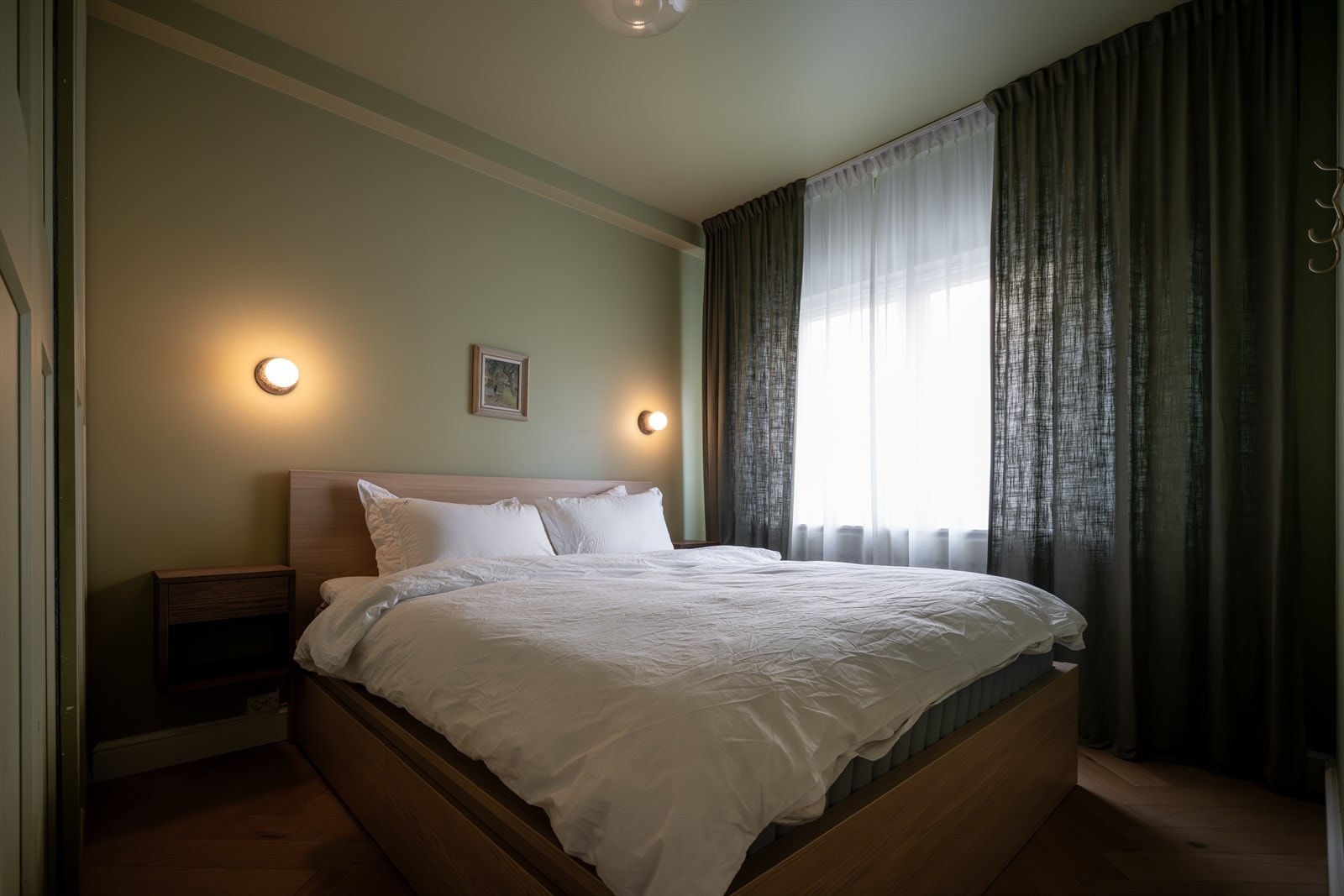 Lunt og romslig hovedsoverom. Gjennomgående i leiligheten er store vindusflater som slipper inn rikelig med naturlig lys Galleribilde