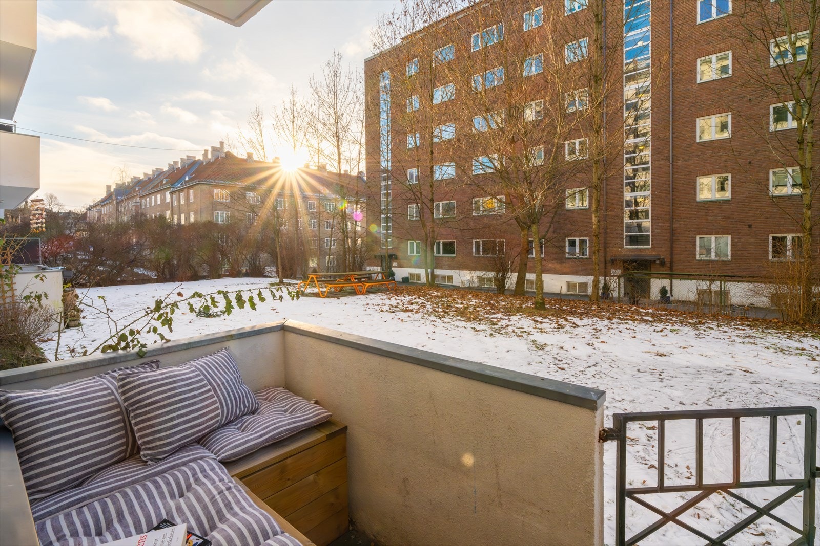 Balkong med direkte utgang til sameiets fellesområde med grøntarealer, beplantning og øvrige utefasiliteter Galleribilde