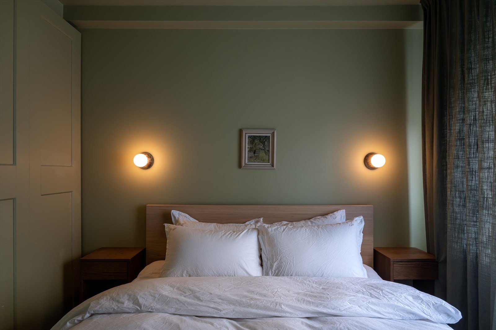 God plass til å innrede med dobbeltseng med tilhørende nattbord, garderobeskap og annet ønsket møblement Galleribilde