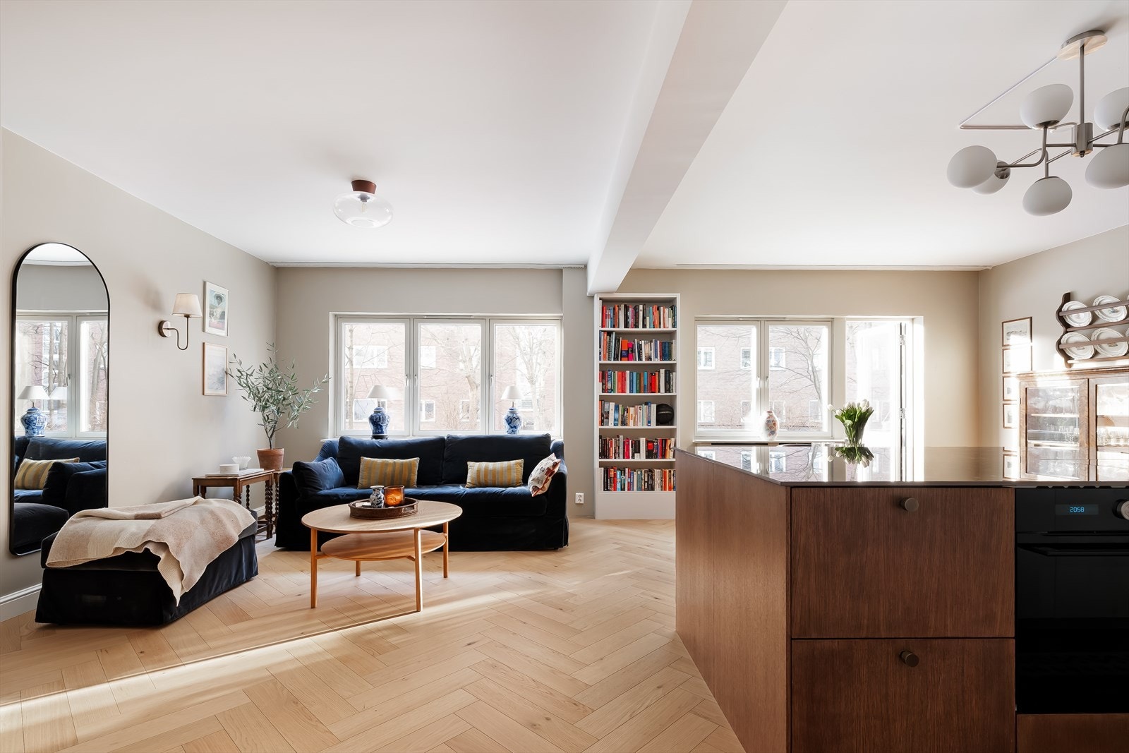 Velkommen inn! Lys og moderne leilighet som ble betydelig oppgradert i 2023, med gjennomgående bruk av kvalitetsmaterialer Galleribilde