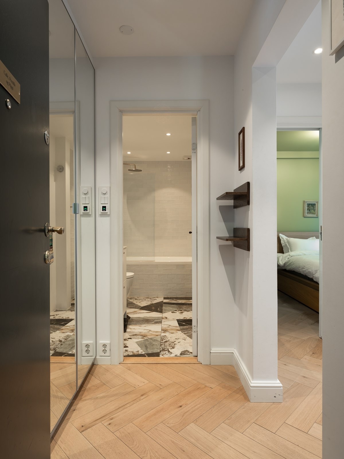 Innbydende entré som deler opp leilighetens øvrige rom Galleribilde