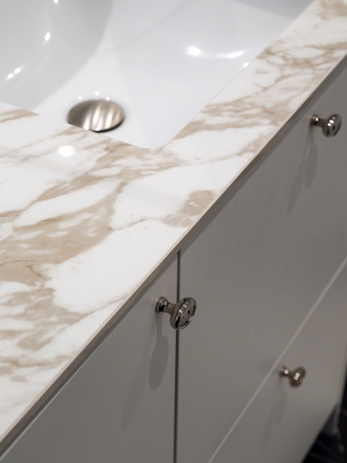 Benkeplate fra Nerostein i keramikk og håndtak fra Lovehandles Galleribilde