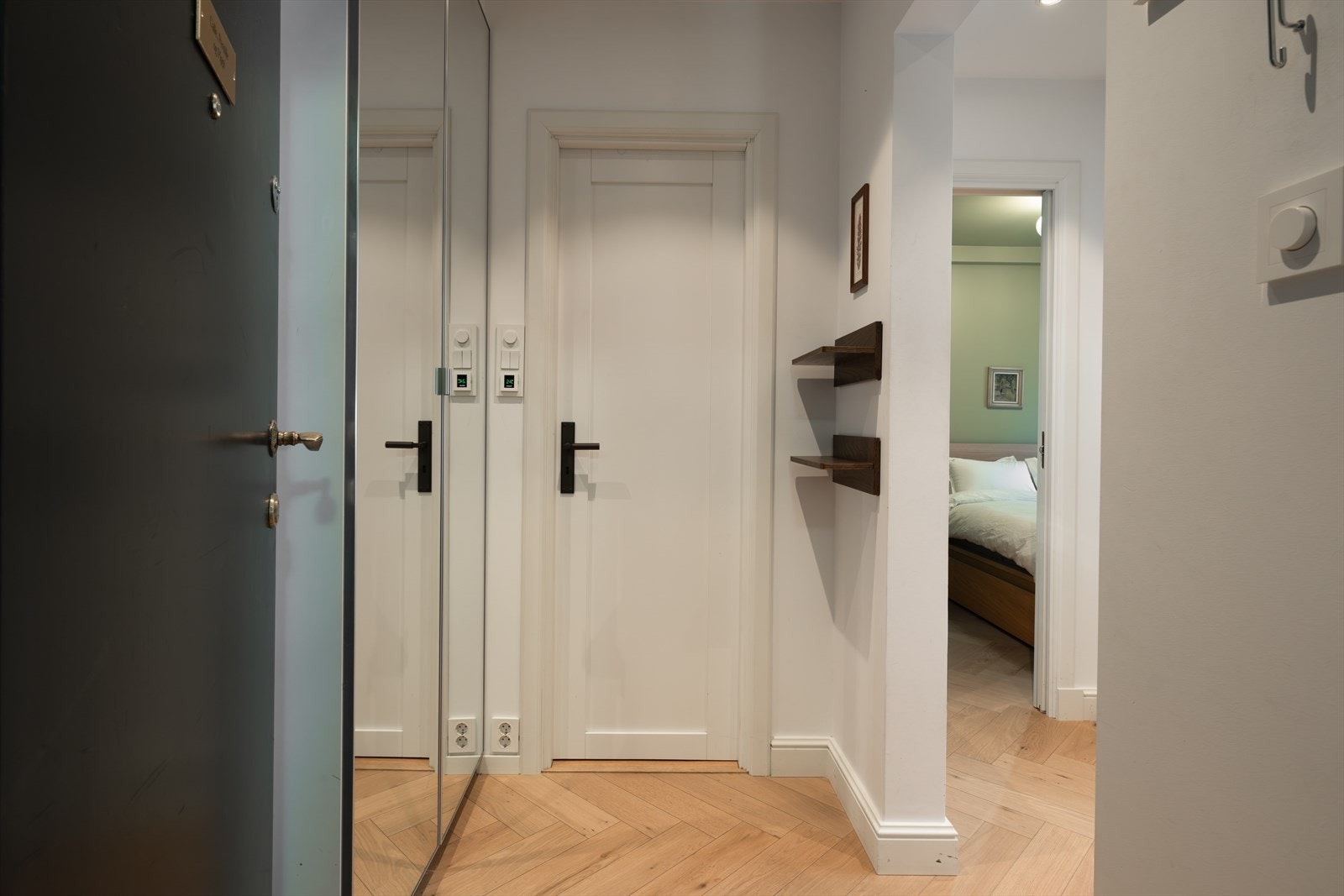 Entrén er av god størrelse. Plass til oppbevaring av sko og yttertøy i garderobeskap Galleribilde