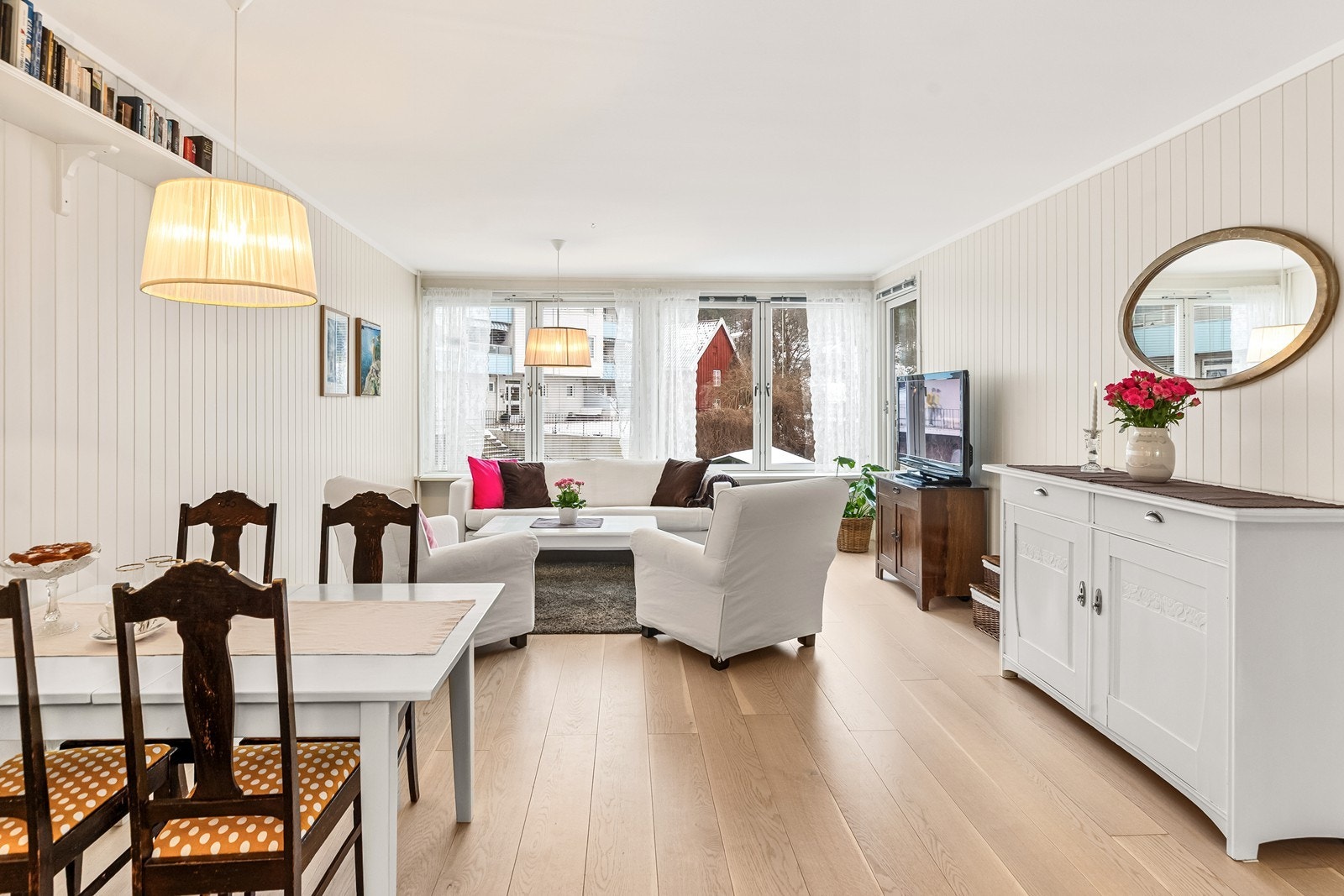 Hjemmekoselig stue med store vindusflater og med utgang til balkong. Galleribilde