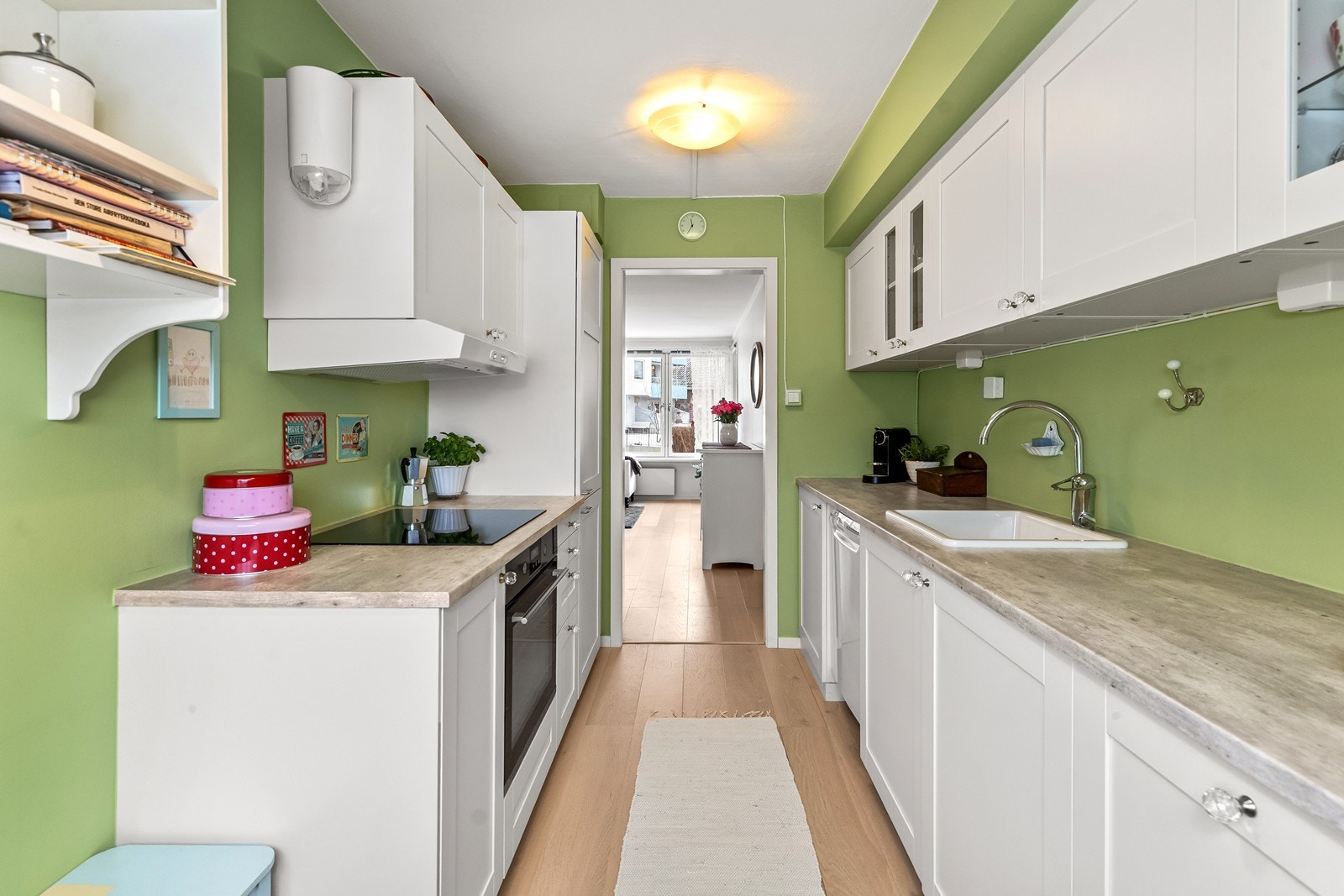 Innredningen er en klassisk IKEA innredning fra 2020 med hvite, profilerte fronter, laminat benkeplate og vitrineskap. Galleribilde