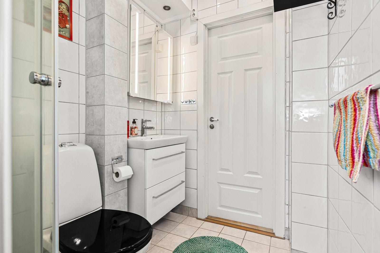 Pent flislagt baderom med varmekabler i gulv. Galleribilde