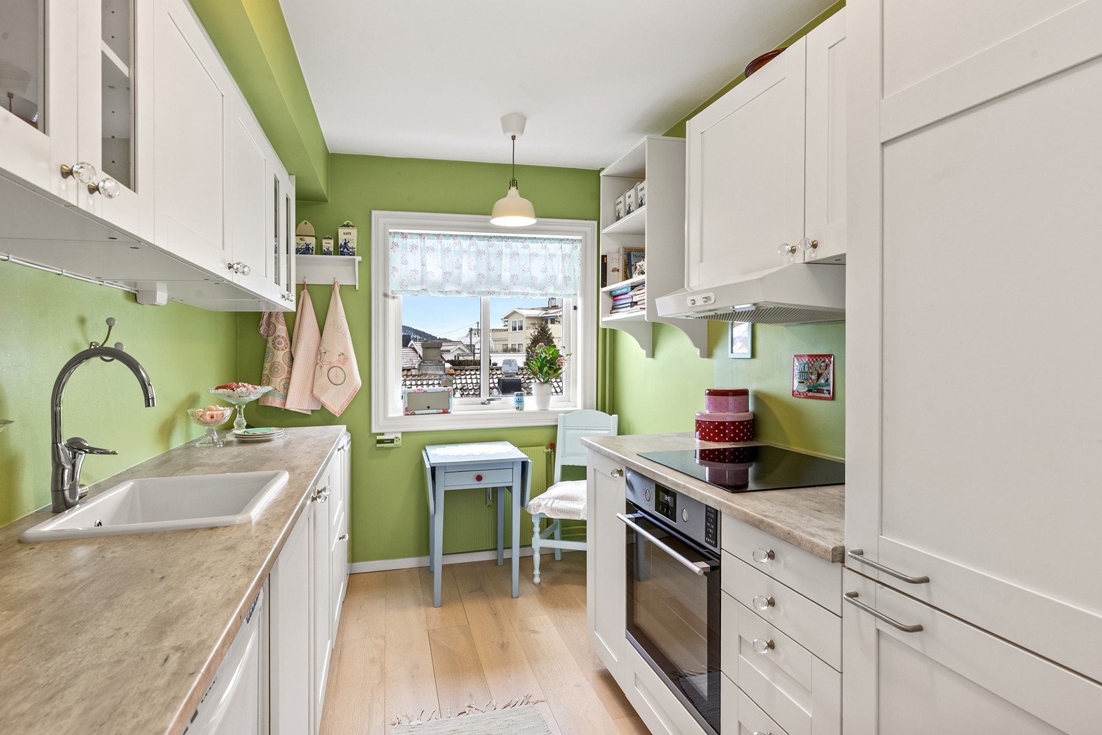 Separat kjøkken med praktisk utforming og med mulighet for spisebord. Galleribilde