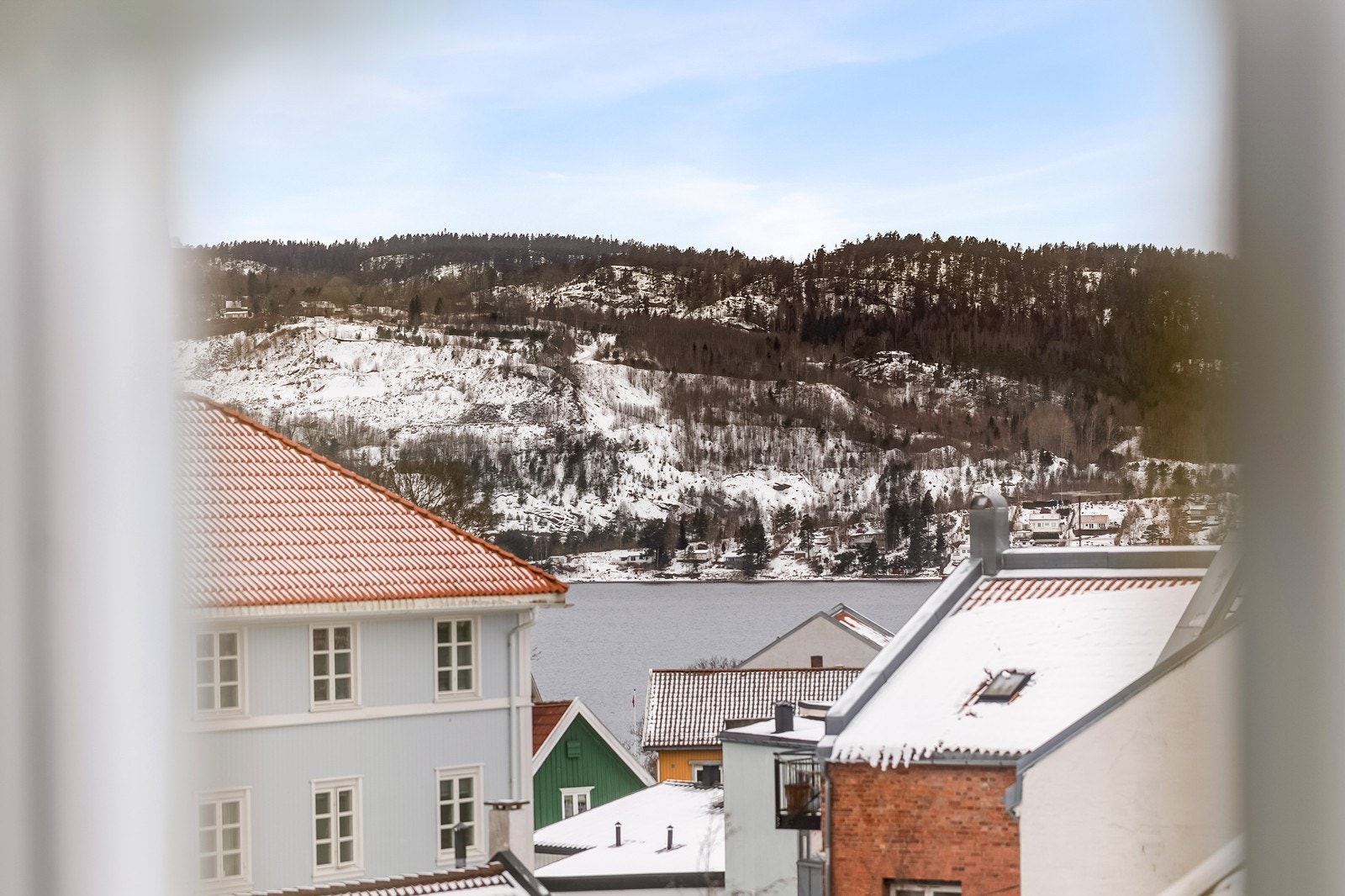 Utsikten fanger inn Drøbaks kystnære omgivelser og Oslofjorden. Galleribilde