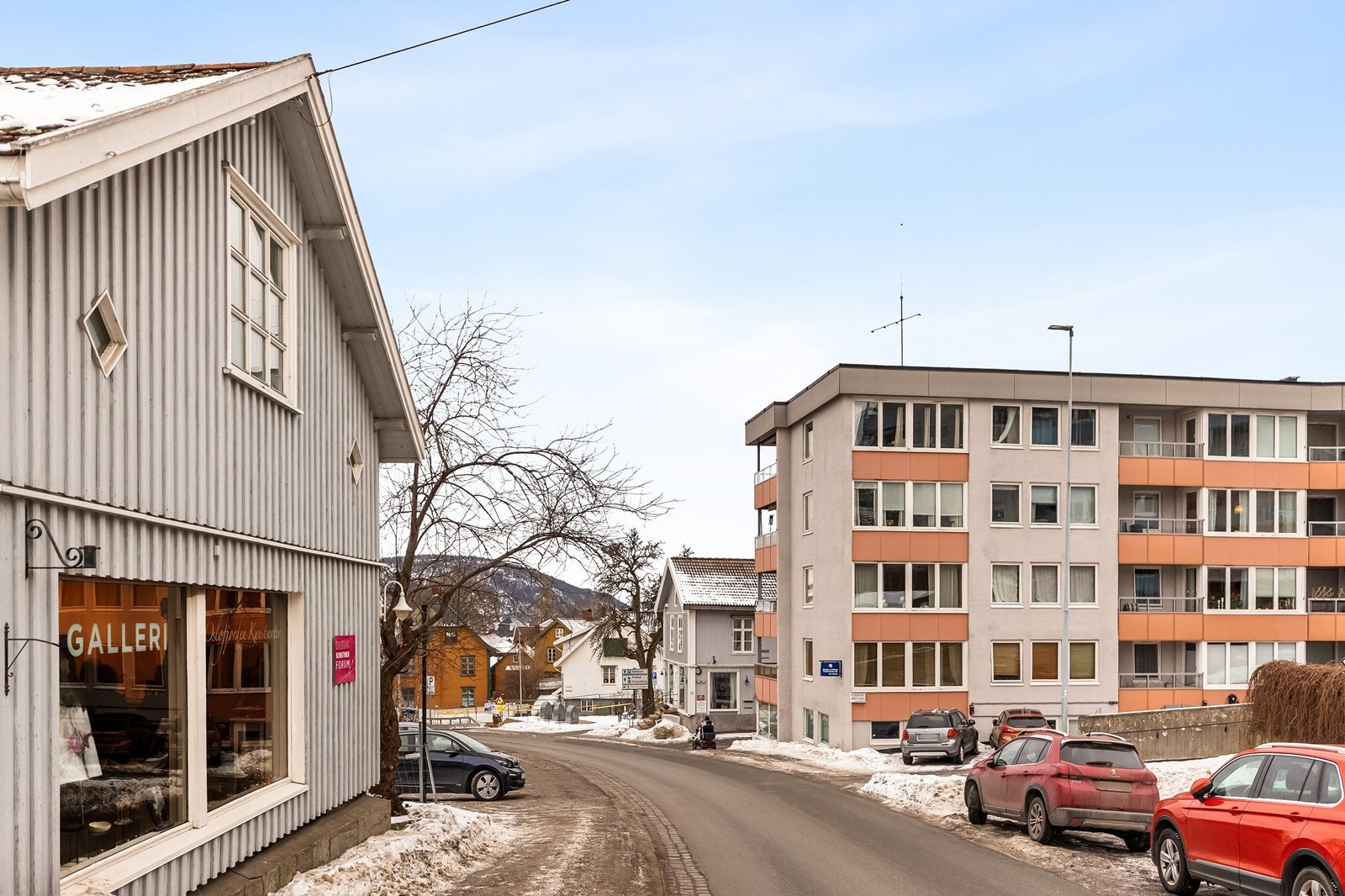 Kun to minutters gange til torget, hvor det er hyppige bussavganger til Oslo Galleribilde