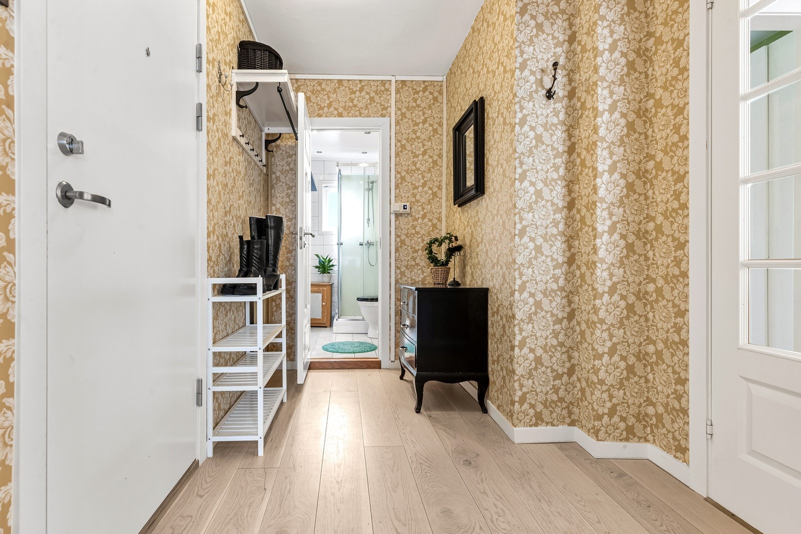 Entré med mulighet for oppheng av yttertøy og plassering av sko, som gir et godt førsteinntrykk av boligen. Galleribilde