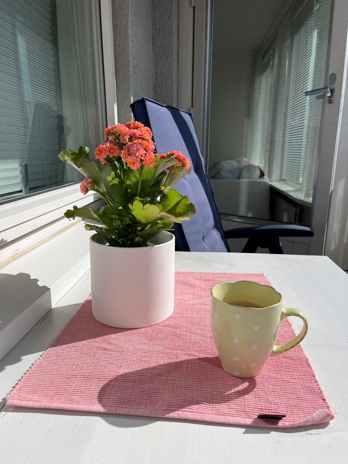 Hyggelig balkong med morgen- og formiddagssol. Privat bilde fra selger. Galleribilde