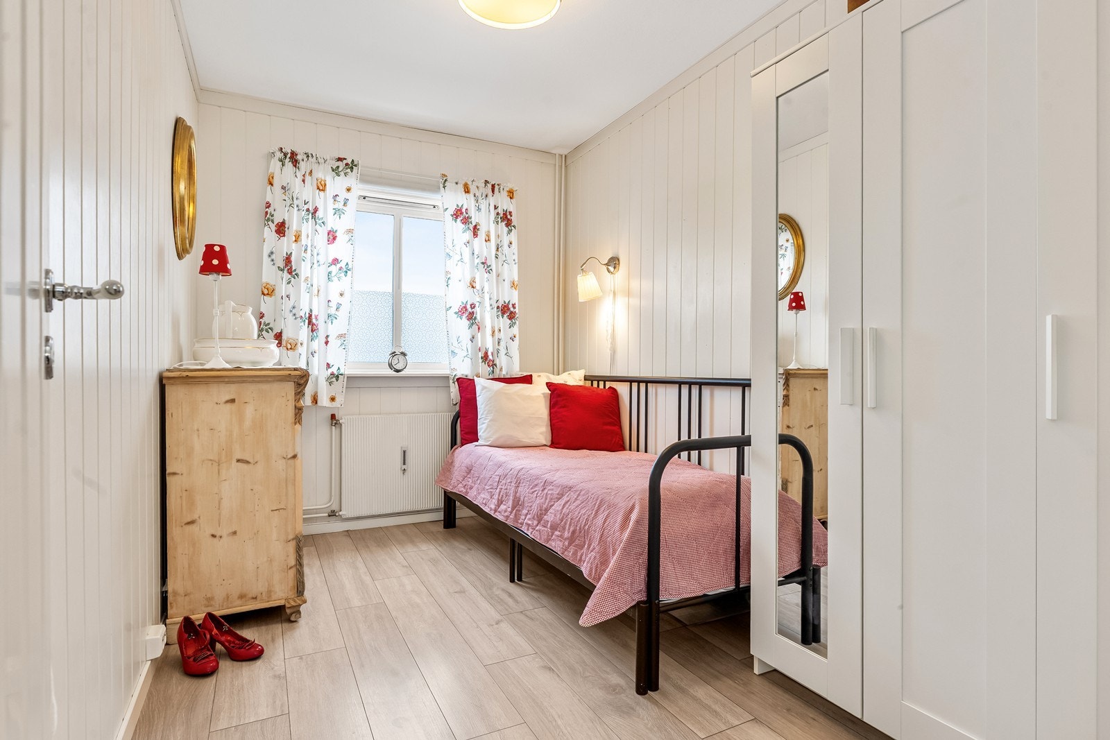 Soverom II kan benyttes alt etter behov og vil kunne fungere fint som både barne-, gjesterom, kontor eller lignende. Galleribilde