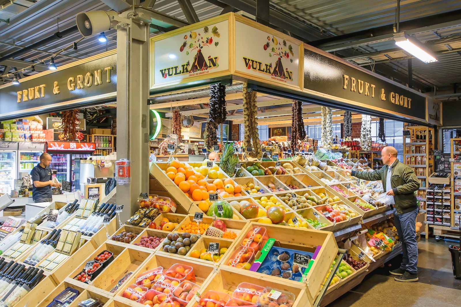 Mathallen på Vulkan med fine parkarealer og Akerselva utenfor Galleribilde