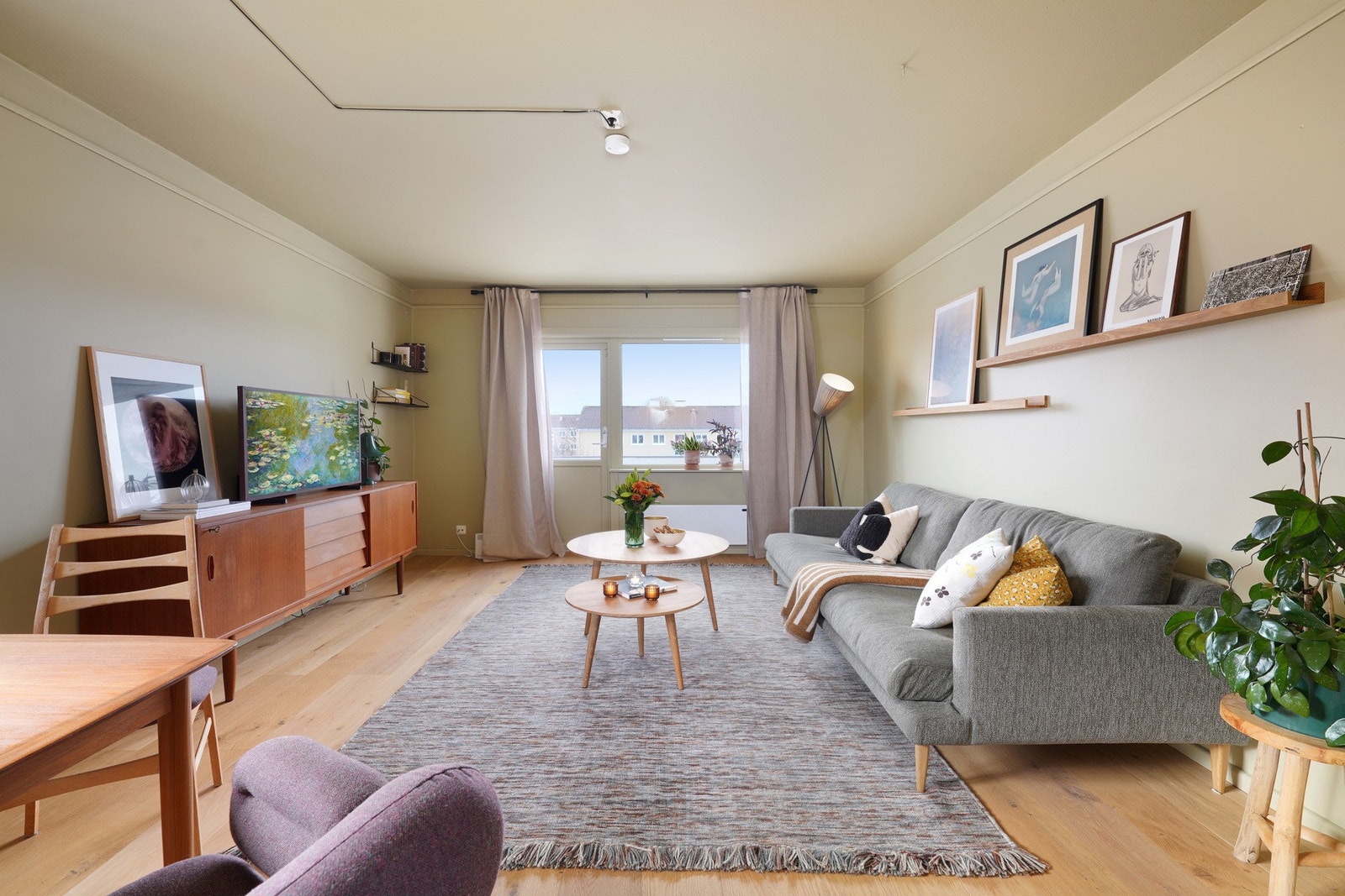 Leiligheten oppleves som enormt lys og luftig Galleribilde