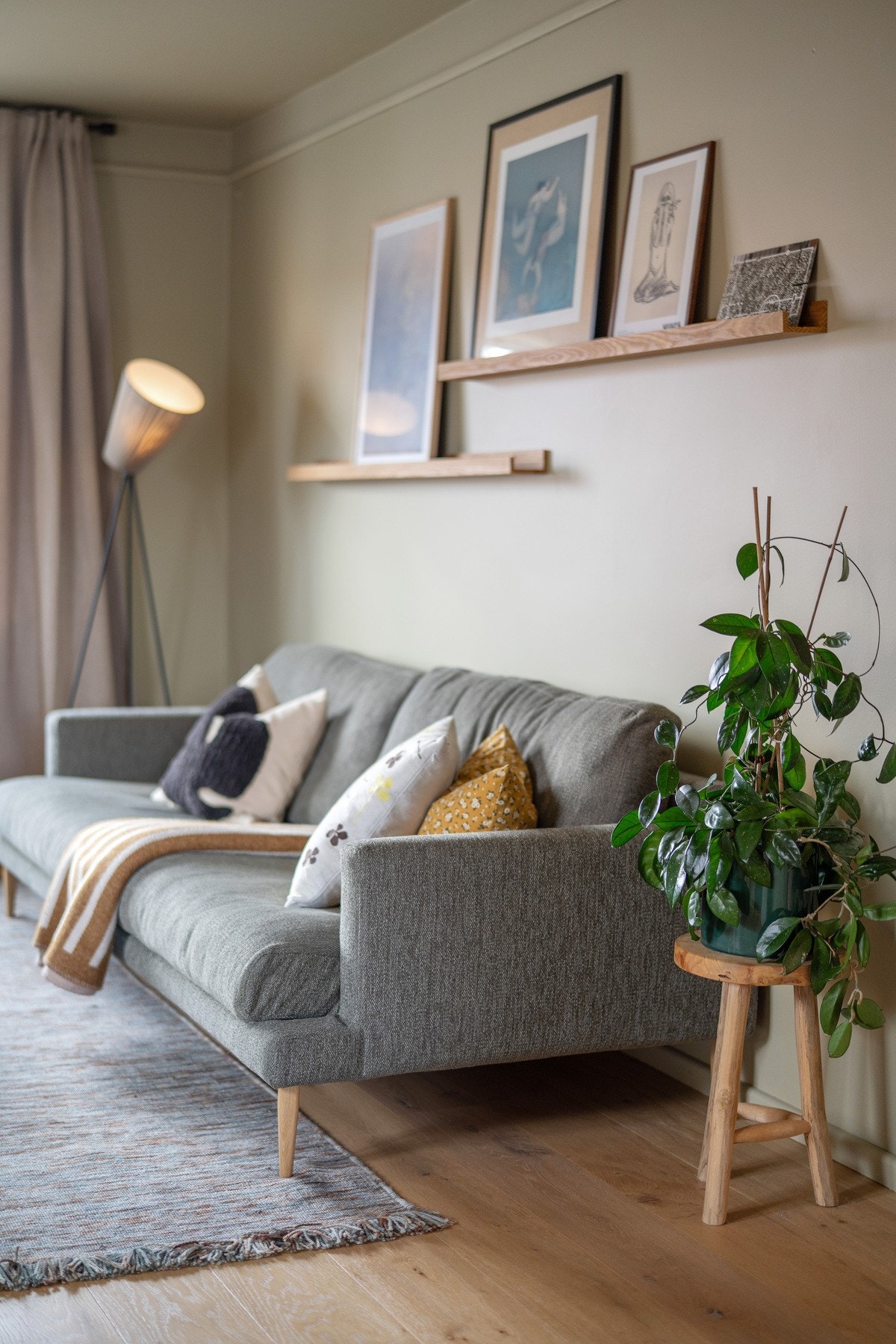 Borettslaget har utført store oppgradering de siste årene som nytt yttertak, renovert fasade og nye rørsystem. Vinduene er fra 2009. Galleribilde