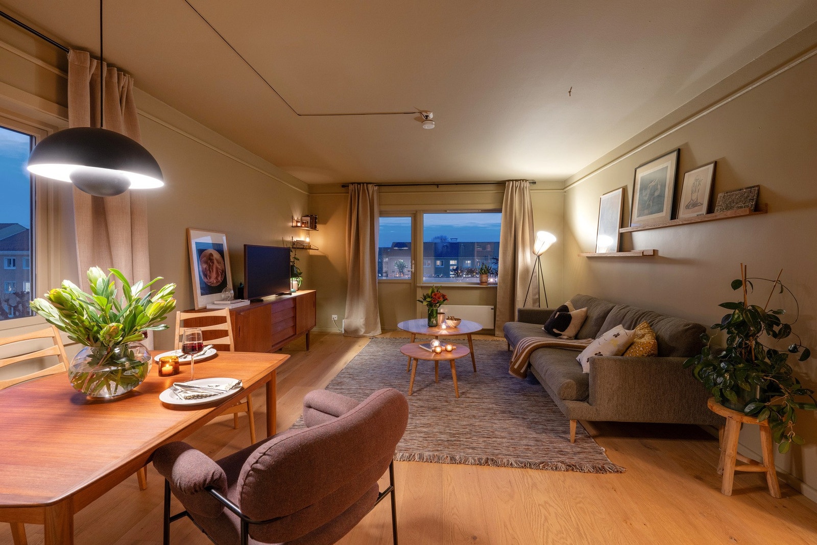 Stuen er er akkurat stor nok til å ha plass til både spisebord og sofa. Galleribilde