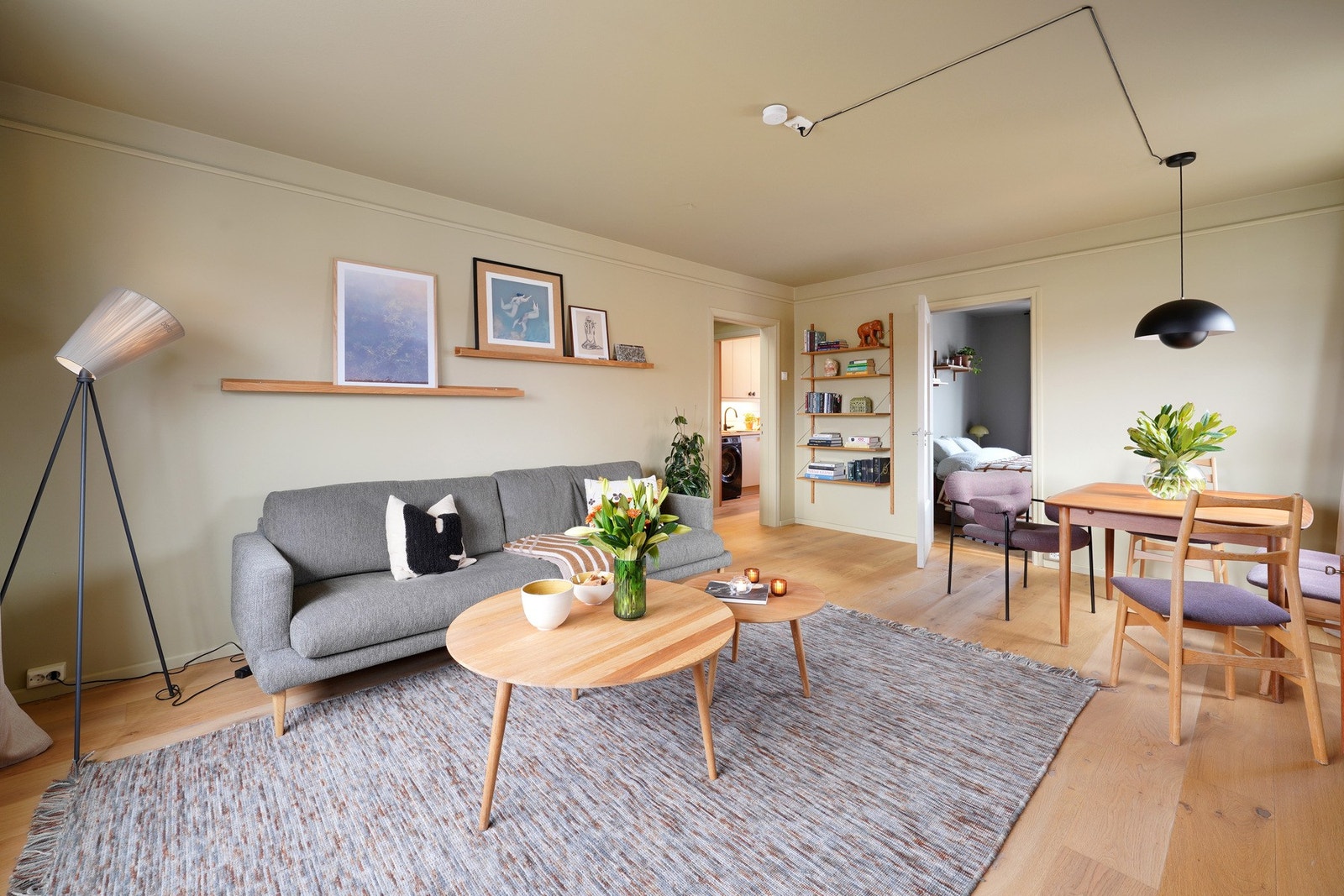 Lekkert en-stavs parkett på gulv og alle vegger/tak er malt i tidsriktige og kule farger Galleribilde