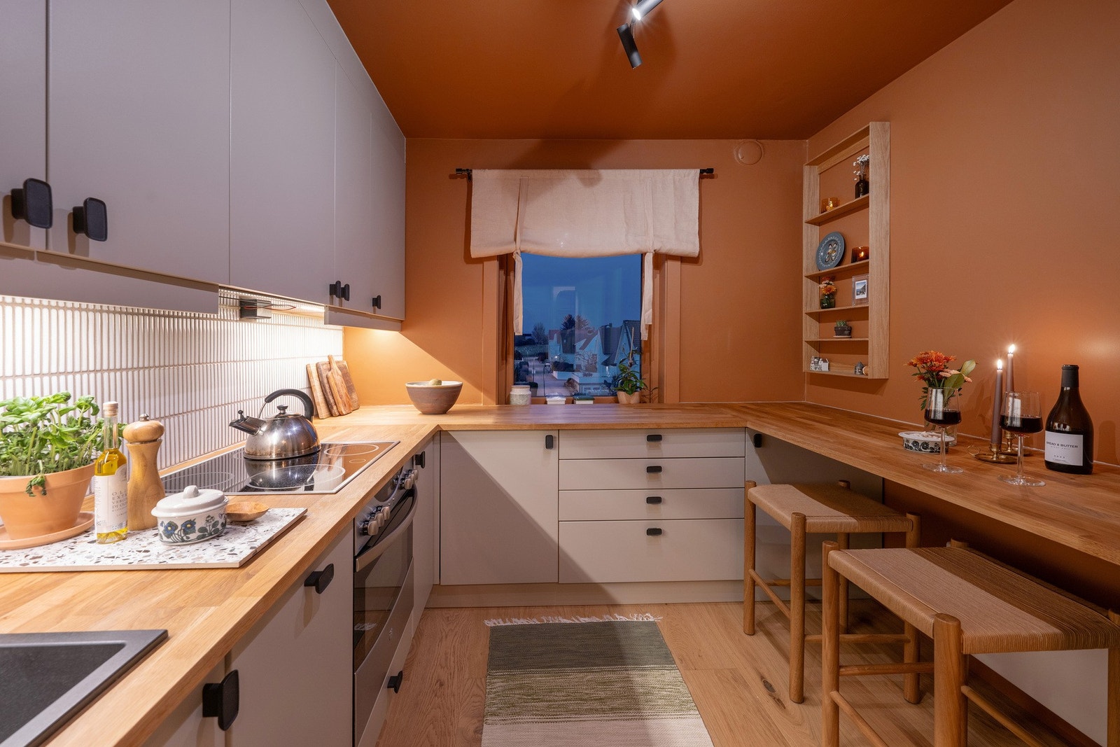 Kjøkkenet ble pusset opp i 2023 og har integrerte hvitevarer og kjekk barløsning. Galleribilde