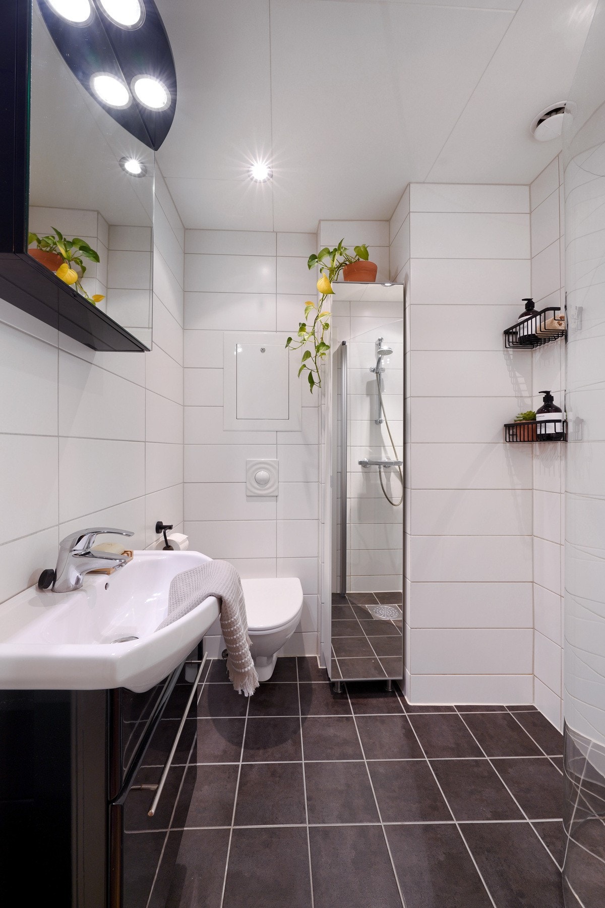 Badet er helfliset med varme i gulv og har smarte oppbevaringsløsninger. Galleribilde