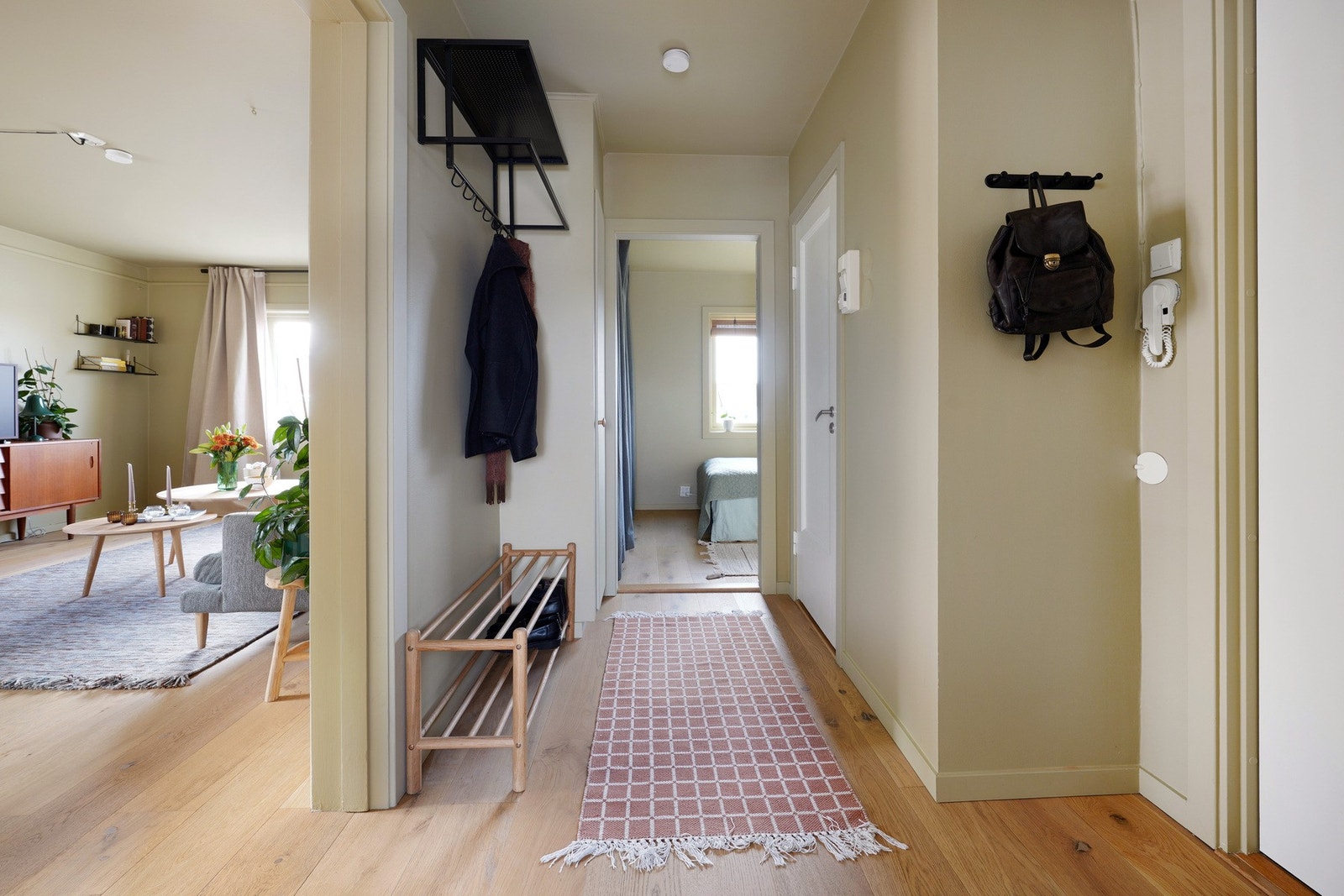 I gangen er det et integrert skap + god plass til å henge fra seg sko og yttertøy Galleribilde