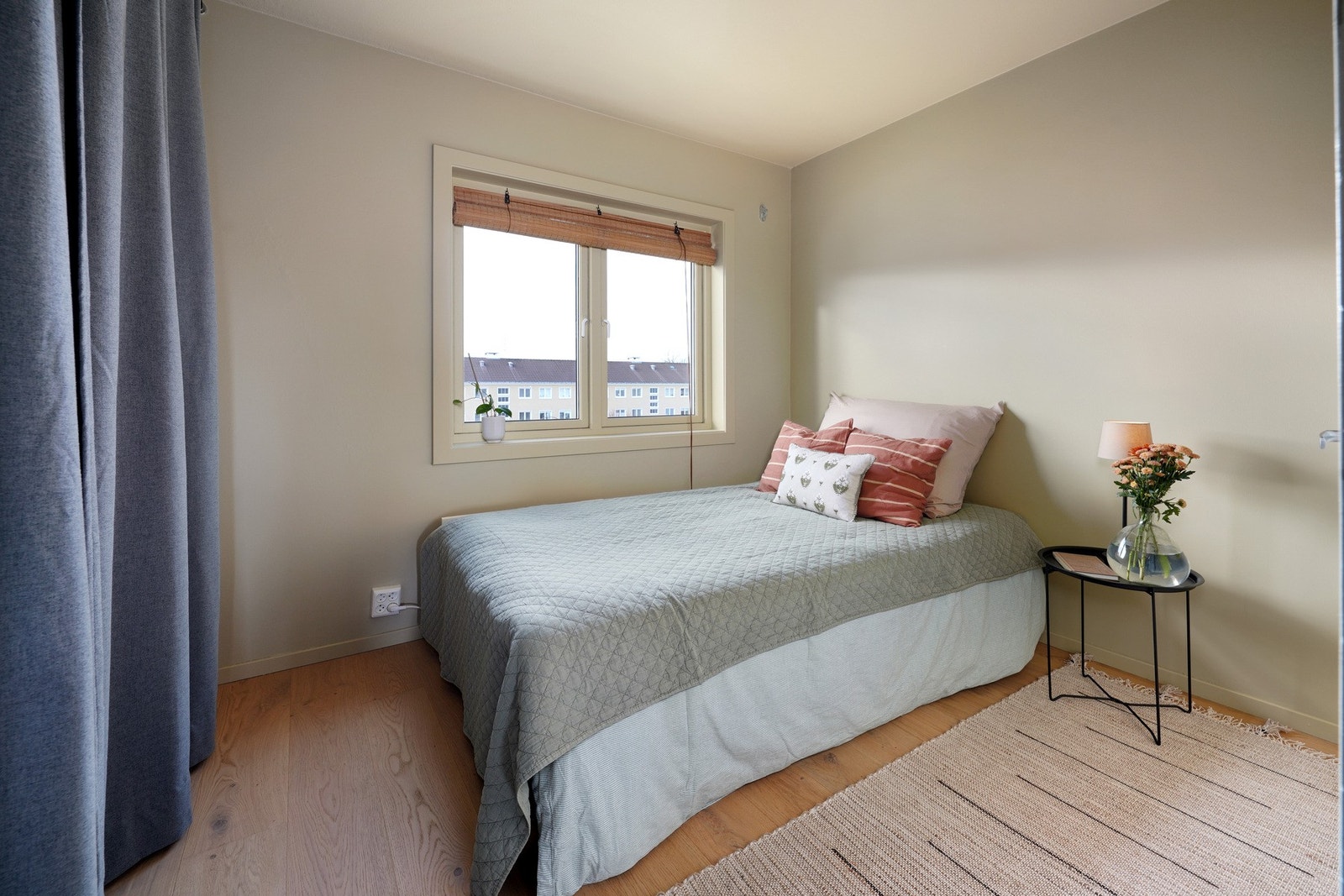 Soverom nr. 2 har også god størrelse (ca. 8 kvm). God plass til dobbeltseng. Det er garderobeskap bak gardinene. Galleribilde