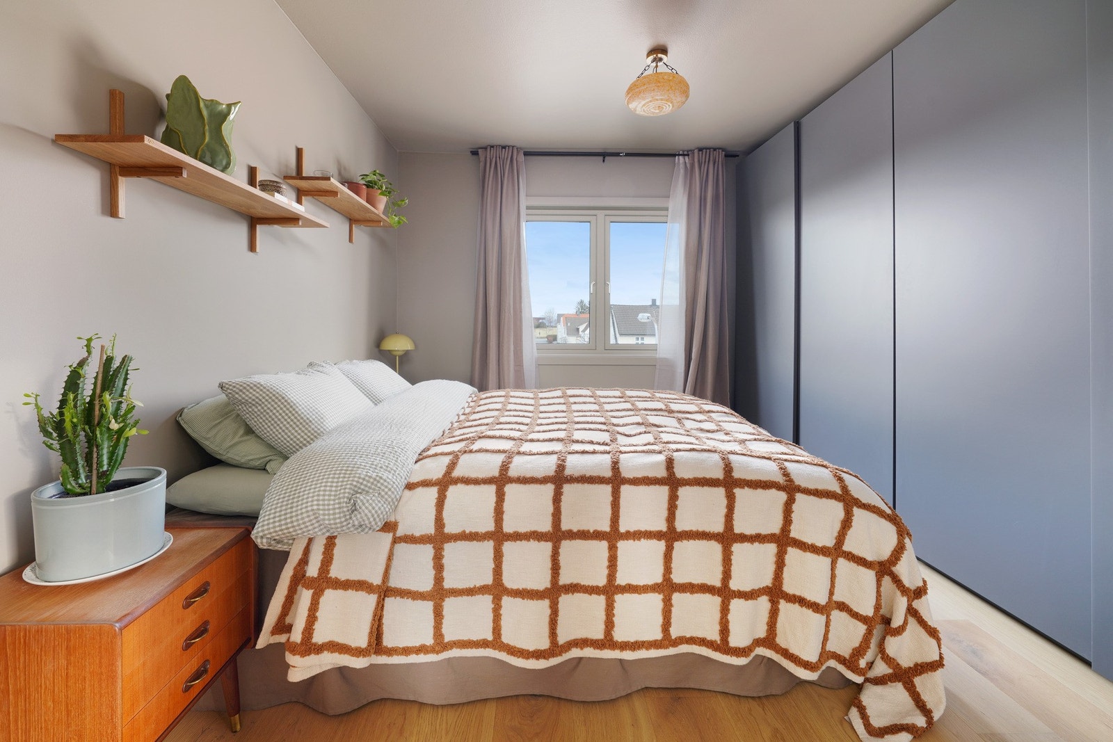 Nydelig hovedsoverom med stor skyvedørsgarderobe Galleribilde