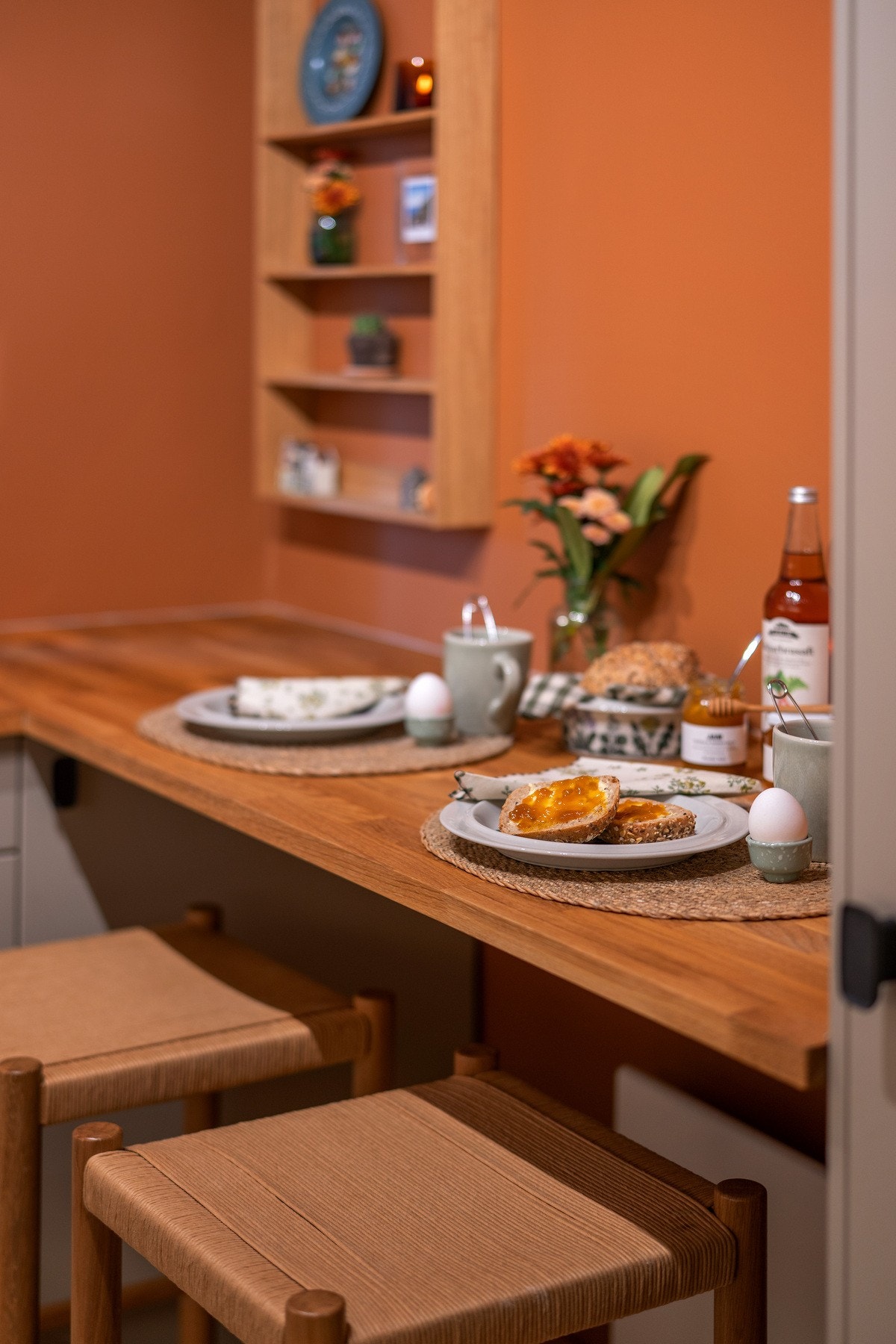 Perfekt plass å ta frokosten, jobbe, gjøre lekser eller nyte noe godt i glasset mens det lages middag. Galleribilde