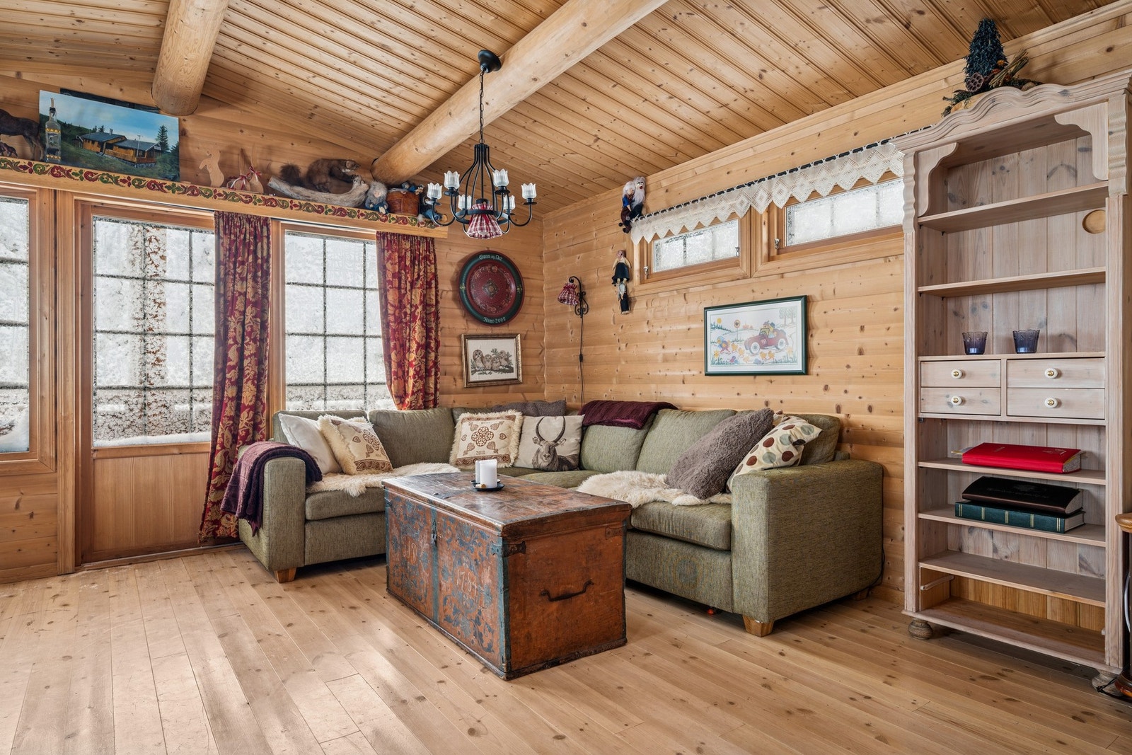 Rommet har god plass til både sofagruppe, spiseplass og øvrig møblering. Galleribilde