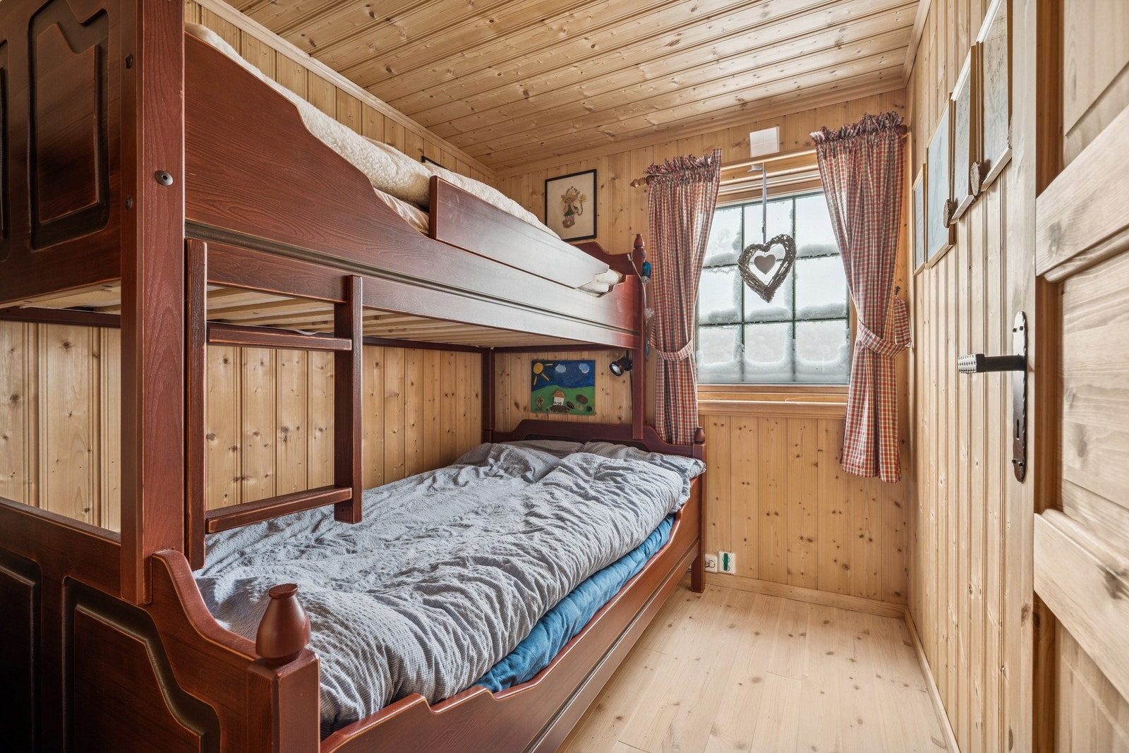 Det andre soverommet har køyeseng. Totalt gir dette fem sengeplasser i hovedetasjen. Galleribilde