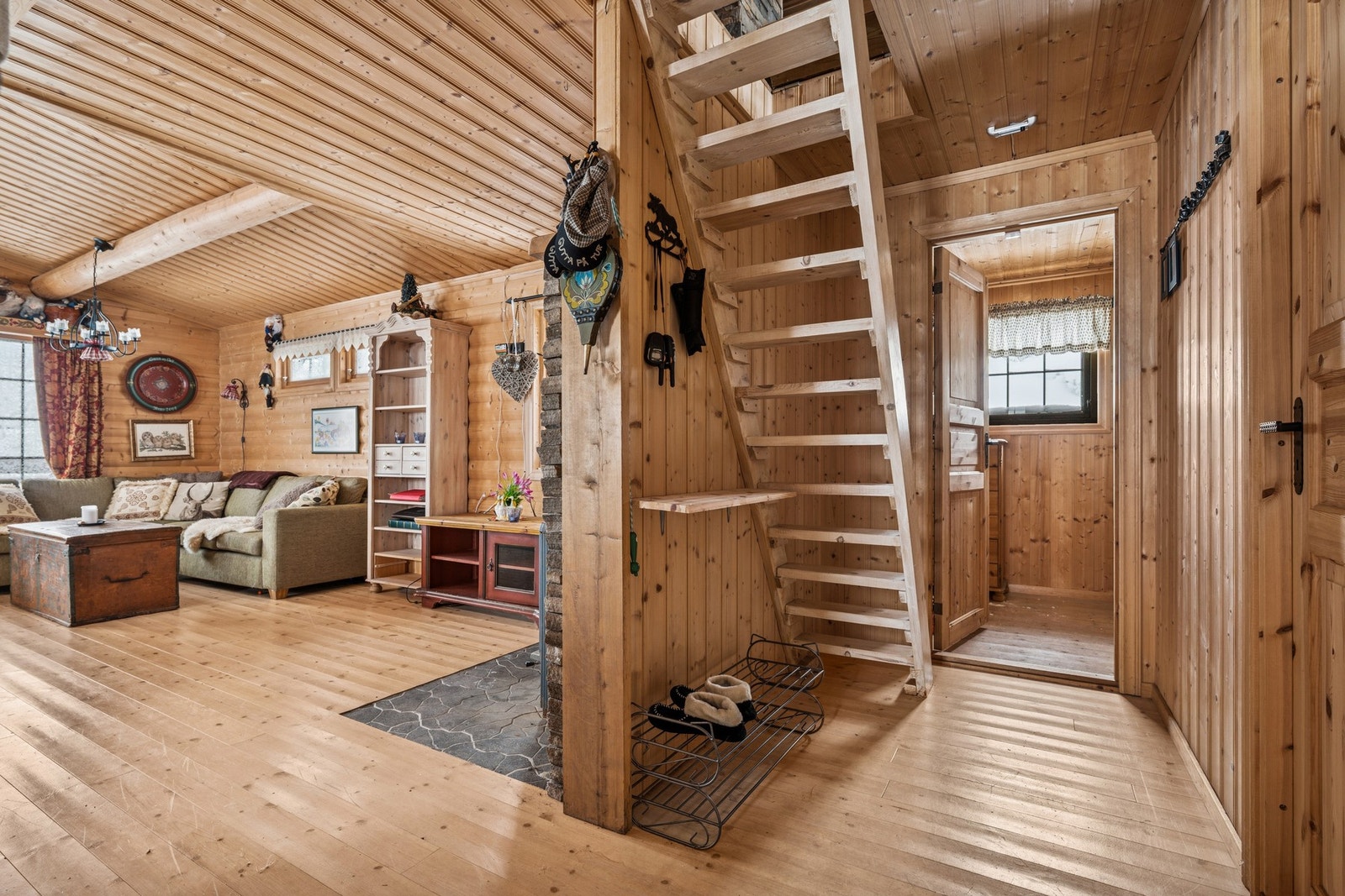 Her har du godt med plass til å hensette sko og uttertøy. Galleribilde