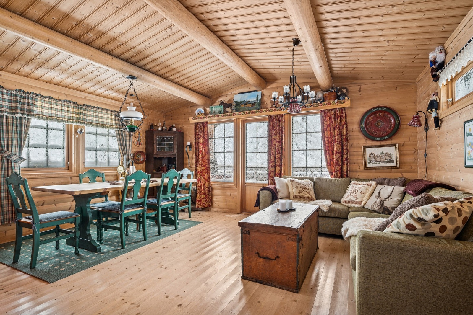 Stuen er et naturlig samlingspunkt på hytta. Galleribilde