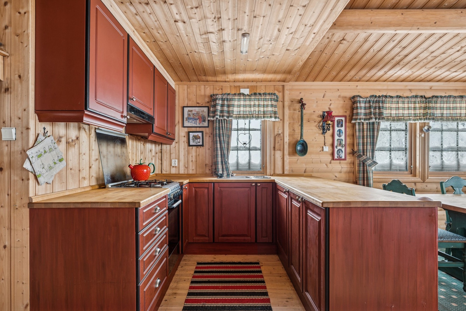 Det er gasskomfyr og kjøkkenventilator med avtrekk ut. Galleribilde