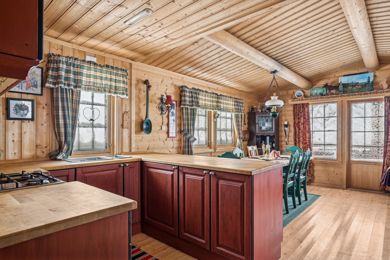 Kjøkkenet er innredet med profilerte fronter og heltre benkeplate, som gir et varmt og tradisjonelt uttrykk. Galleribilde