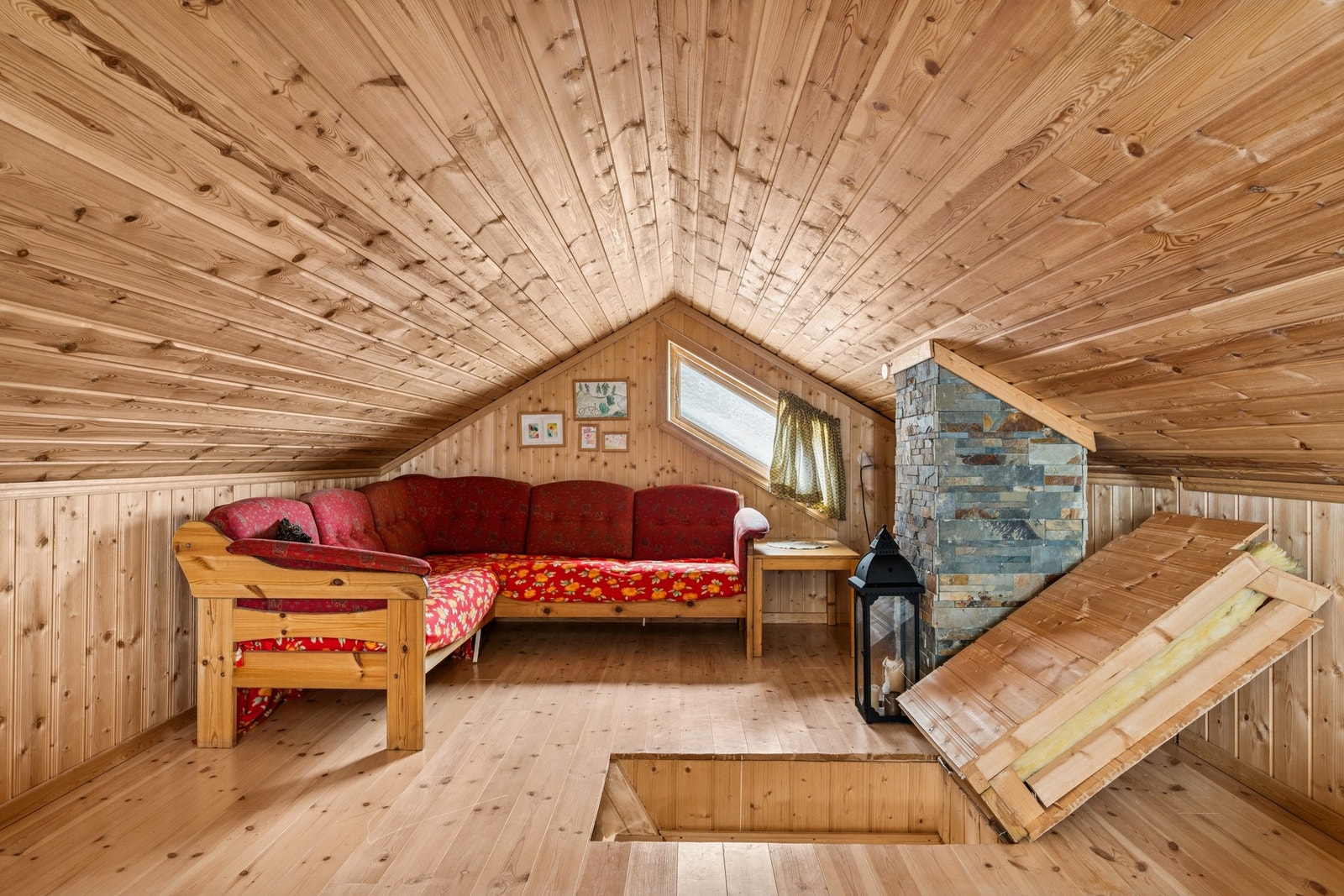 Hemsen innredet med sofagruppe og to senger. Galleribilde