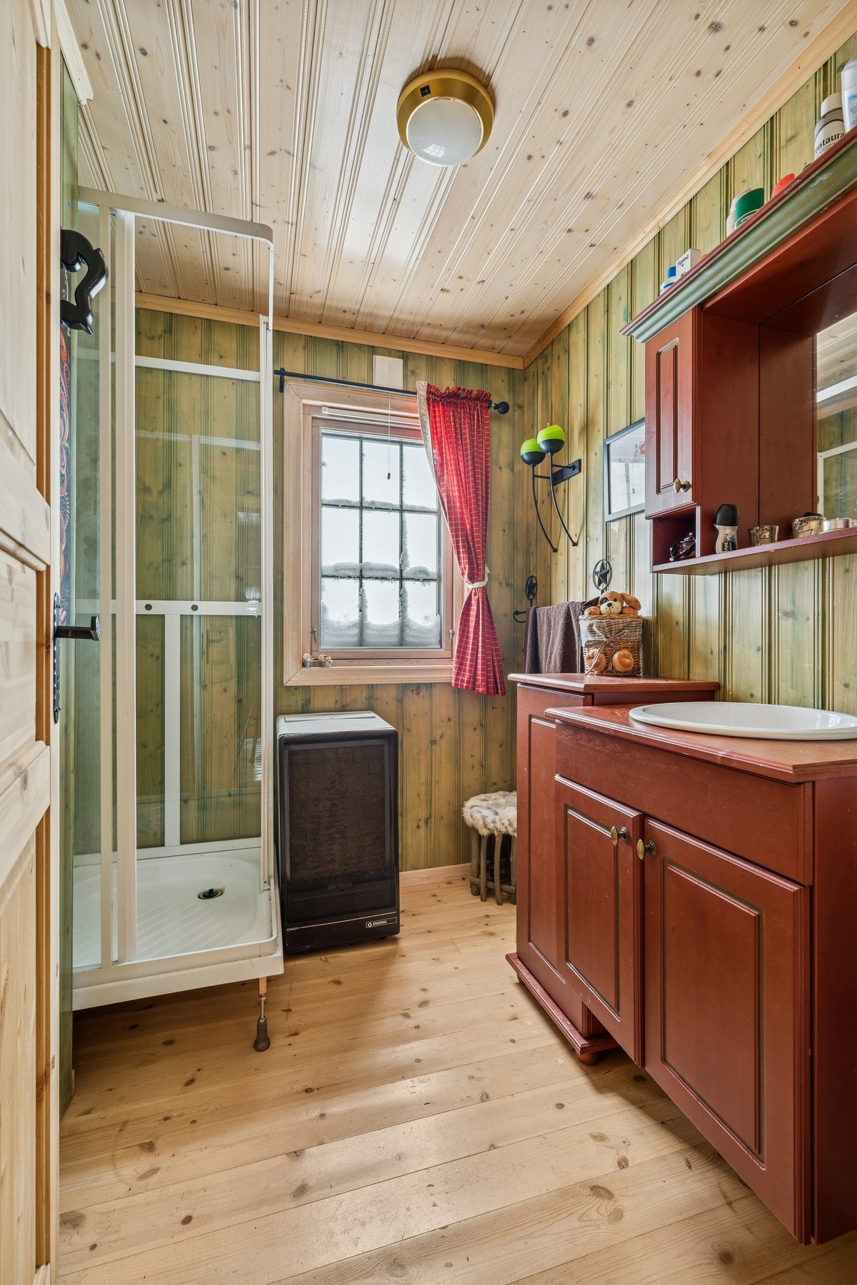 Hytta har et eget baderom med servantinnredning og dusj. Dusjløsningen er tradisjonell, der vann hentes i bøtte og pumpes opp for bruk. Galleribilde