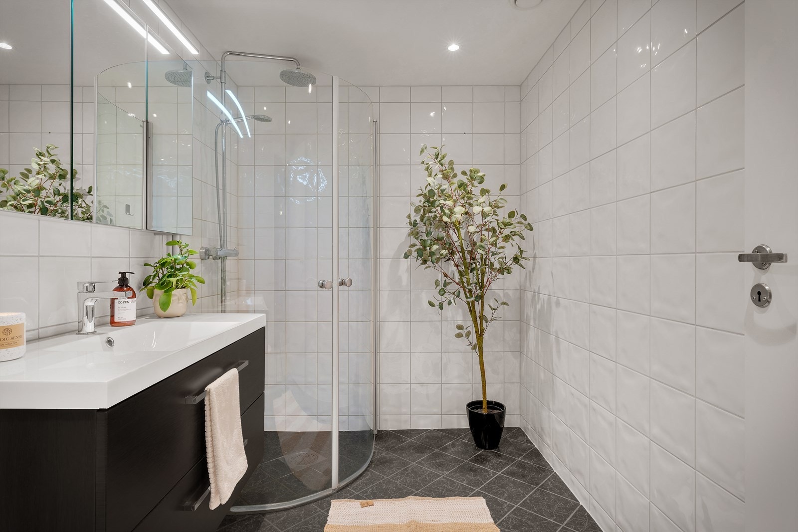 - Et praktisk og funksjonelt baderom - Galleribilde