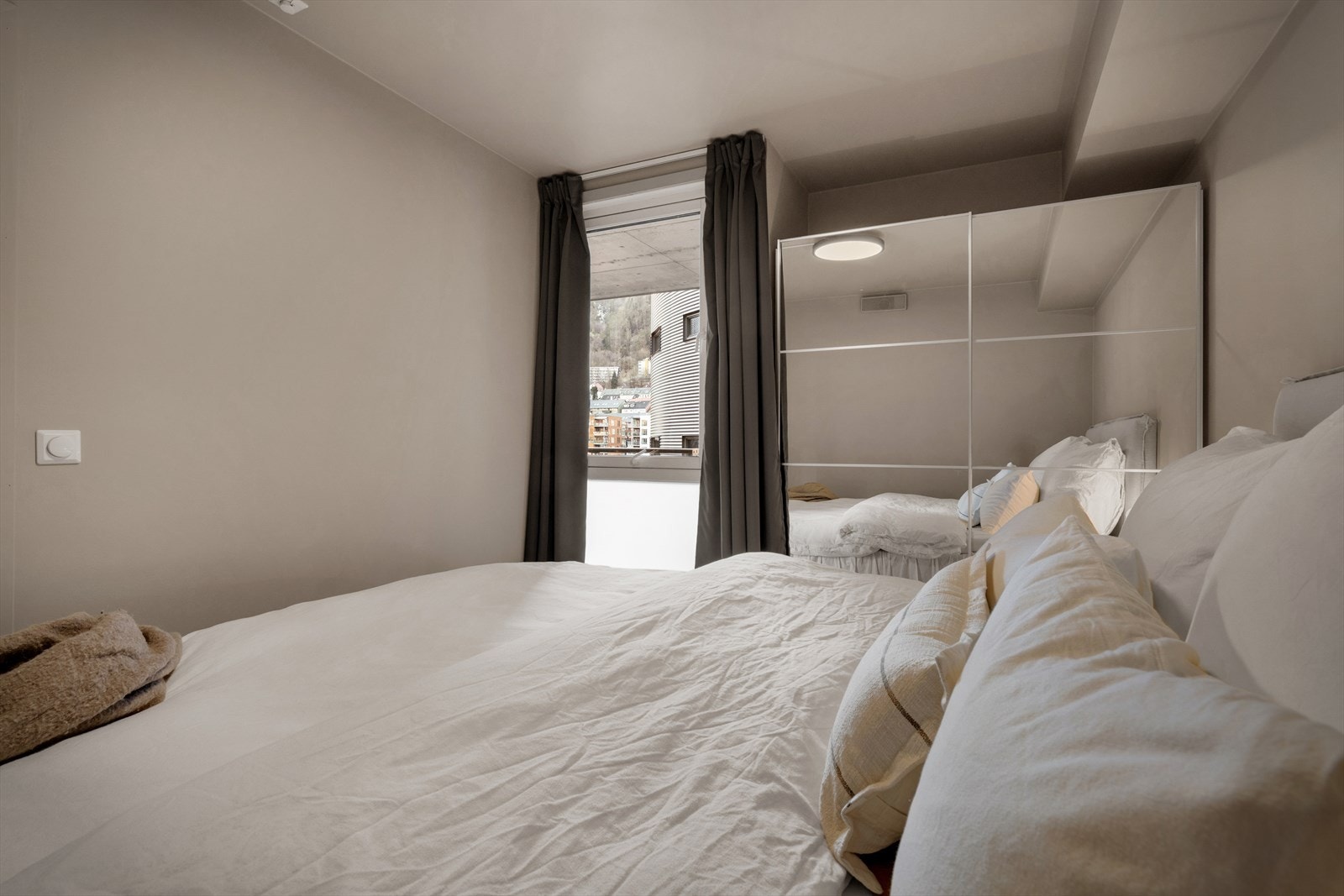 - Merk praktisk garderobeløsning i nisje - Galleribilde