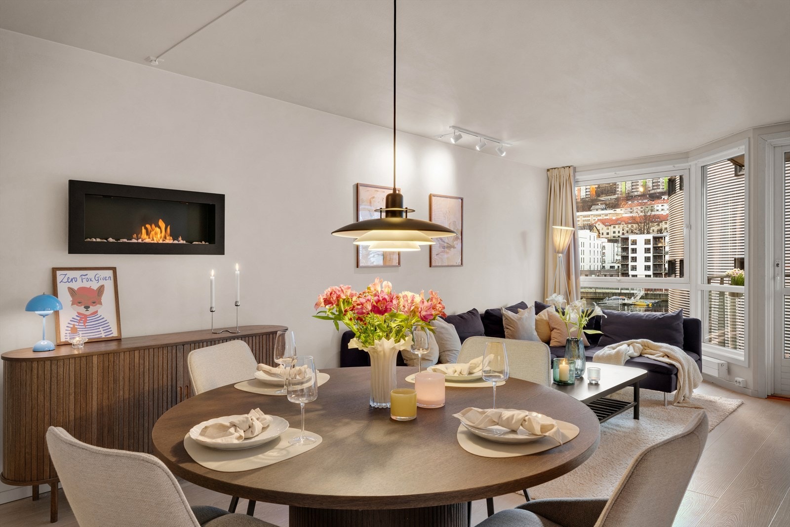 - Romslig stueareal, der du kan nyte sjøen inn i stuen - Galleribilde