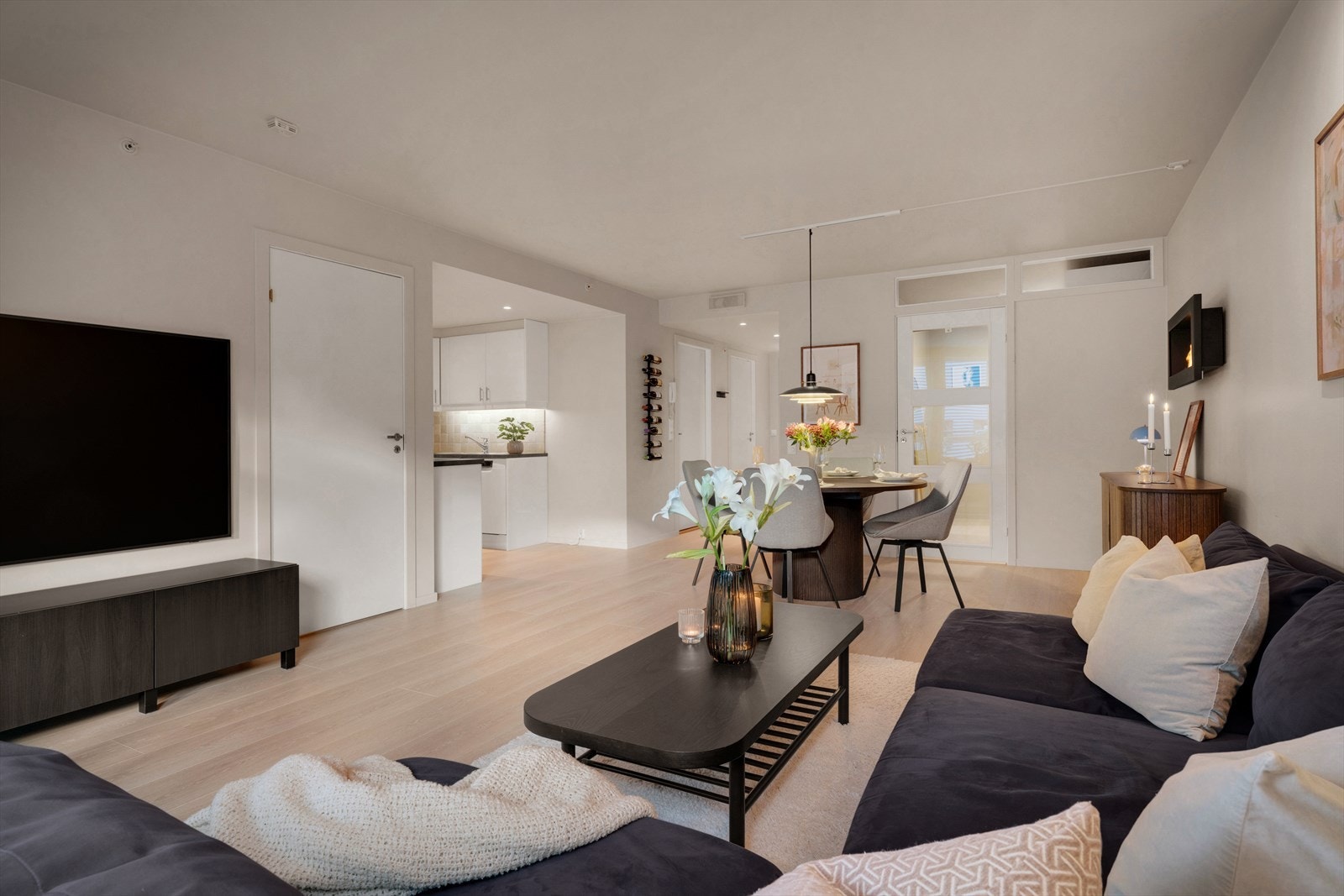 - Gjennomgående lik laminat på gulv (nytt i 2022) sørger for et nydelig helhetsinntrykk og en rød tråd gjennom hele boligen - Galleribilde