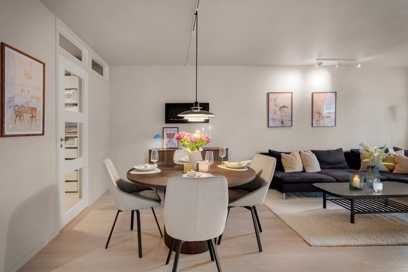 - Hele boligen ble nymalt i 2022 i delikate, tidsriktige fargetoner - Galleribilde