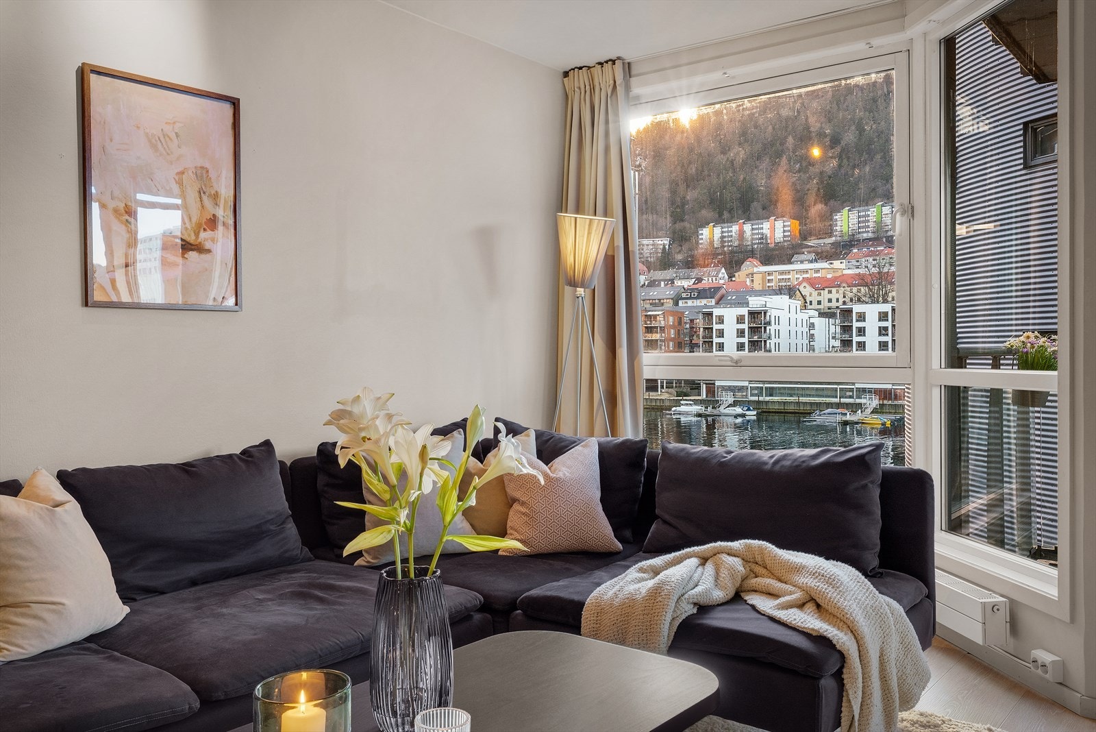 - Drømmebeliggenhet i sjøkanten, med fasiliteter som heis, parkering og balkong - Galleribilde