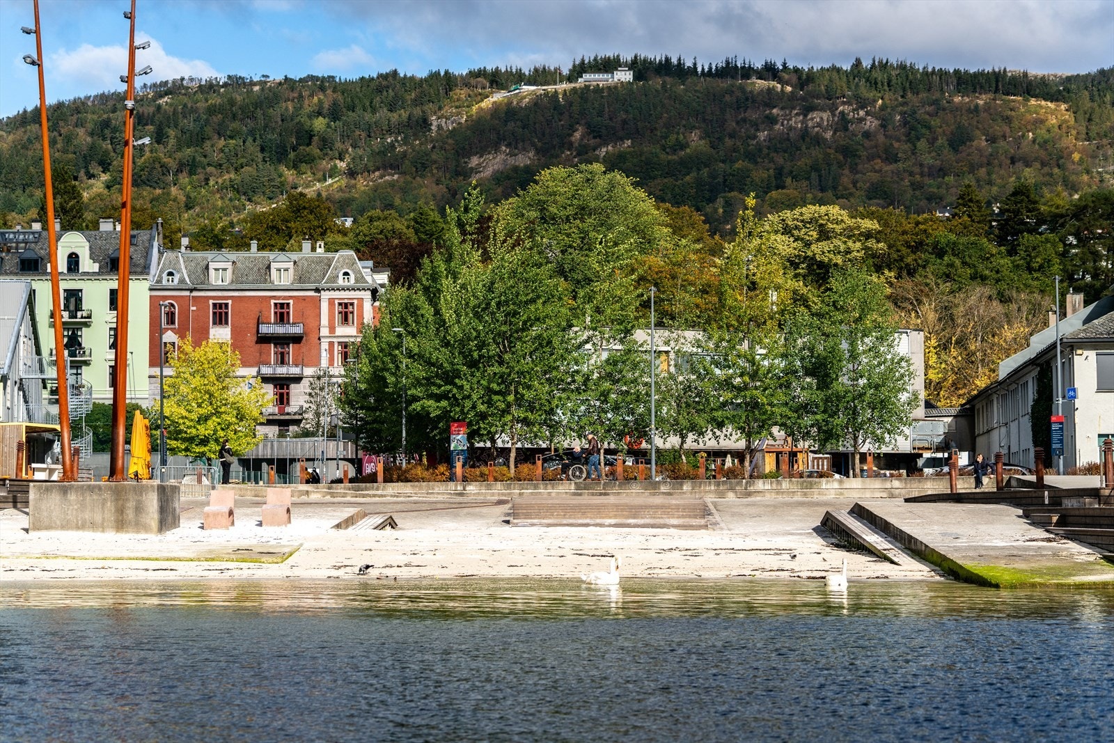 - Med Bystranden som nærmeste nabo, kun 4 minutters gange fra egen utgangsdør! Sjø, sand og strand midt i byen; sjeldent - Galleribilde