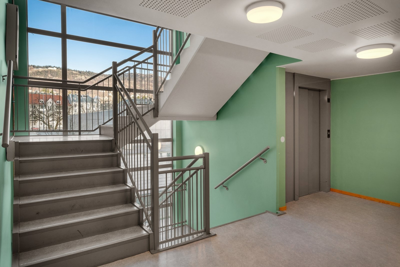 - Trappefri adkomst via heis - passende flere ulike livsfaser - Galleribilde