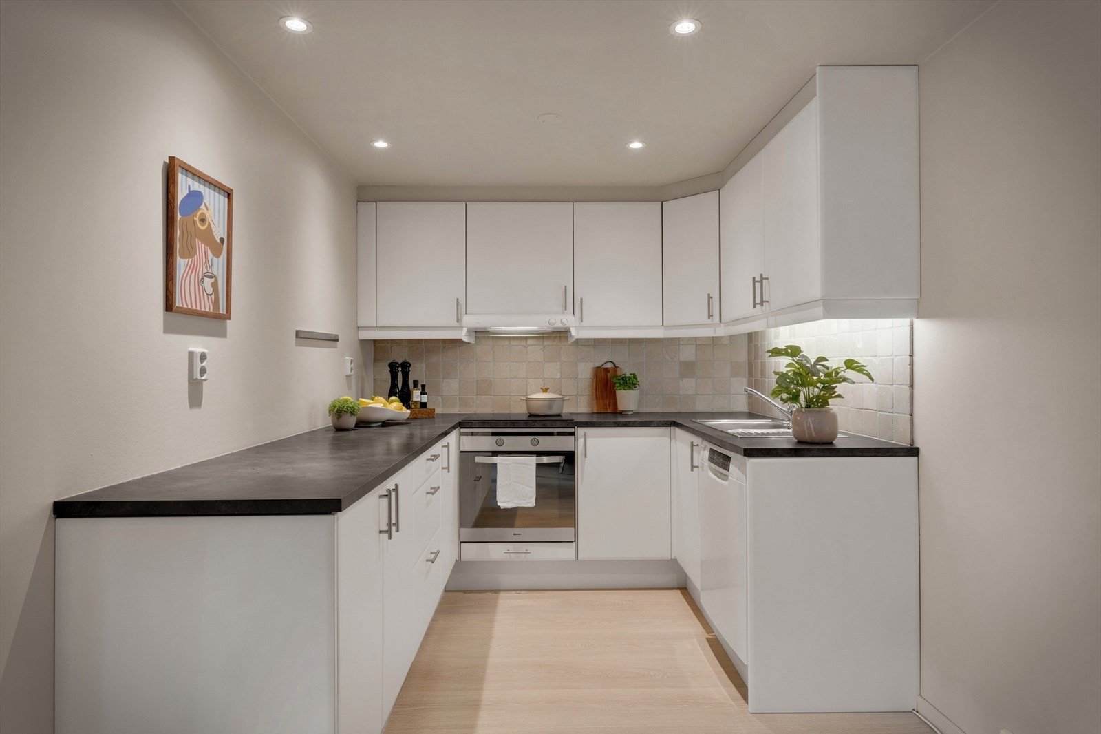 - Ny eier får gleden av integrert komfyr og induksjonstopp. Merk at også oppvaskmaskin medfølger handelen kostnadsfritt - Galleribilde