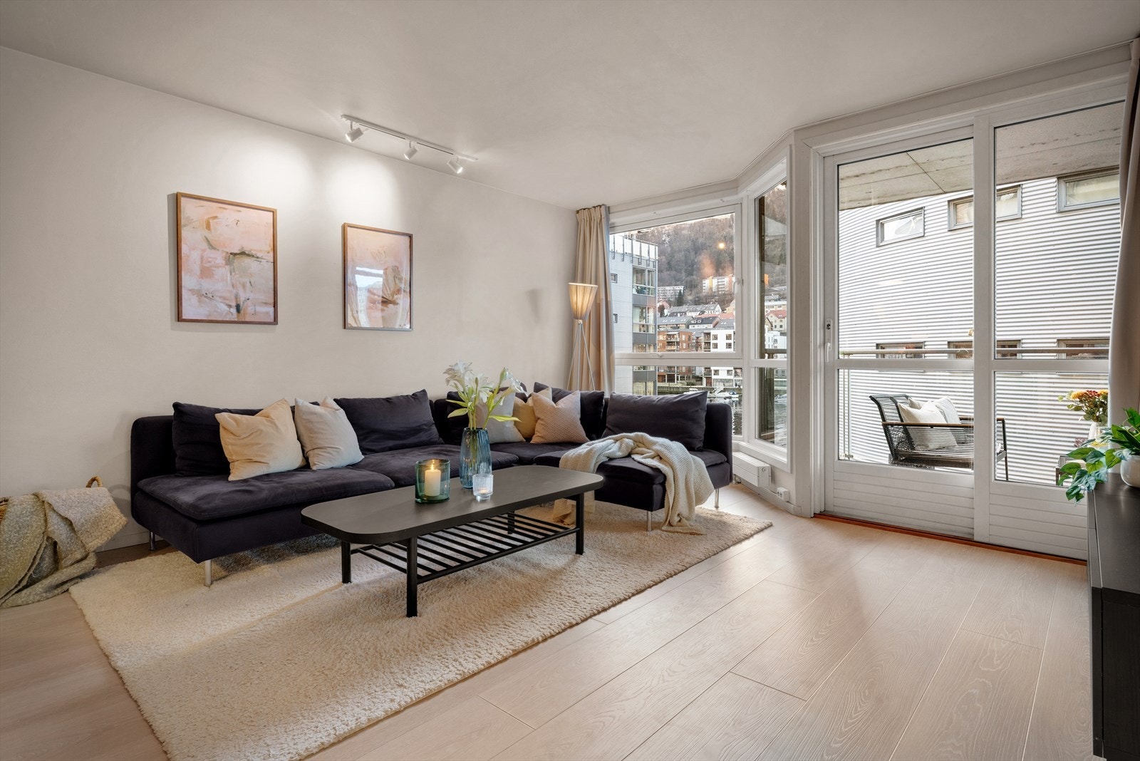 - Store vindusflater bidrar til godt lysinnslipp, og ikke minst nydelig utsikt over Damsgårdsundet og idyllisk båttrafikk - Galleribilde