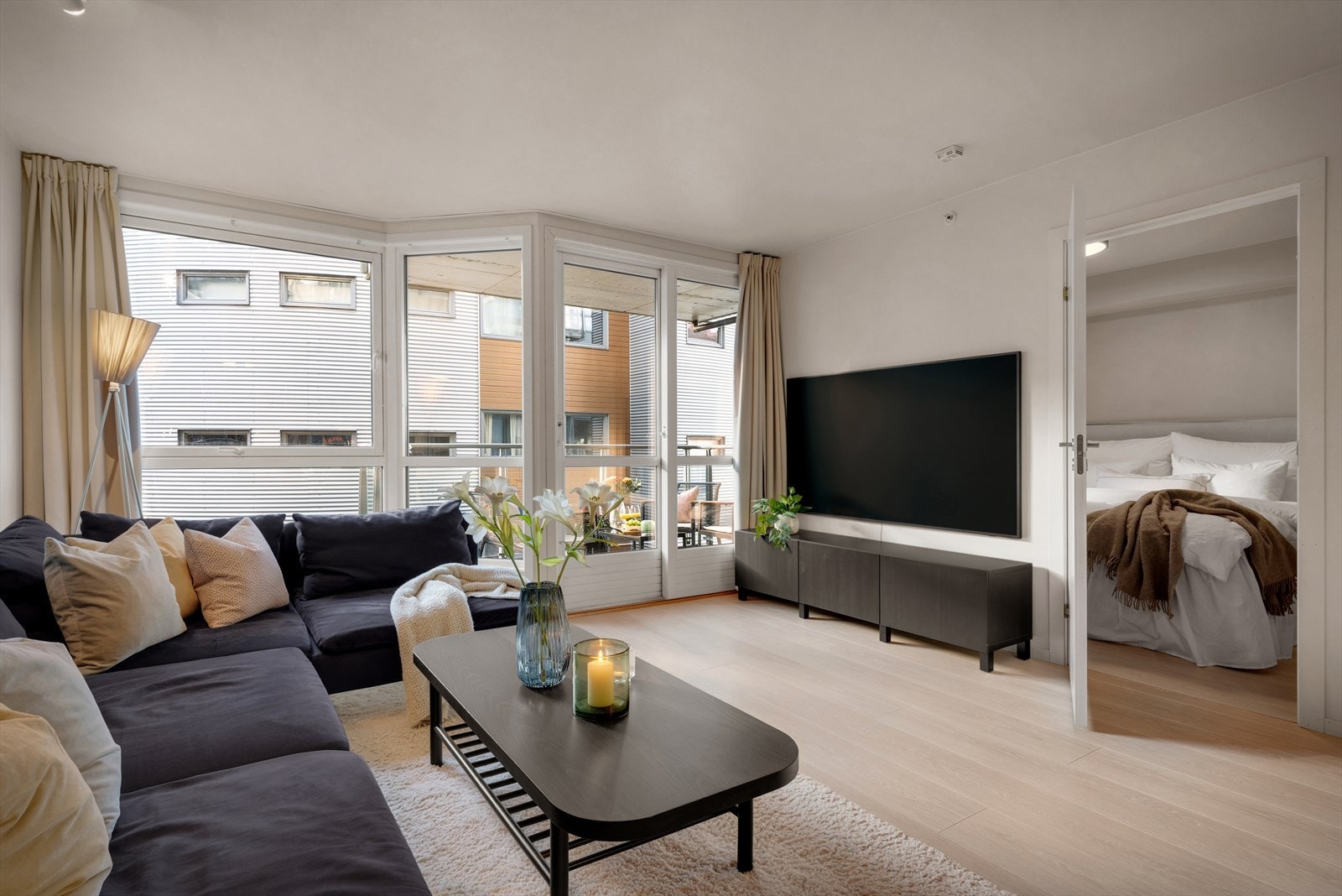 - Tilkomst til balkongen via skyvebalkongdør som bidrar til at balkongen oppleves som en forlengelse av stuen sommerstid - Galleribilde