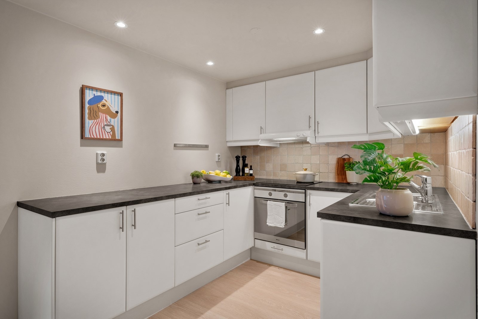 - Innredning med glatte fronter og benkeplate av laminat - Galleribilde