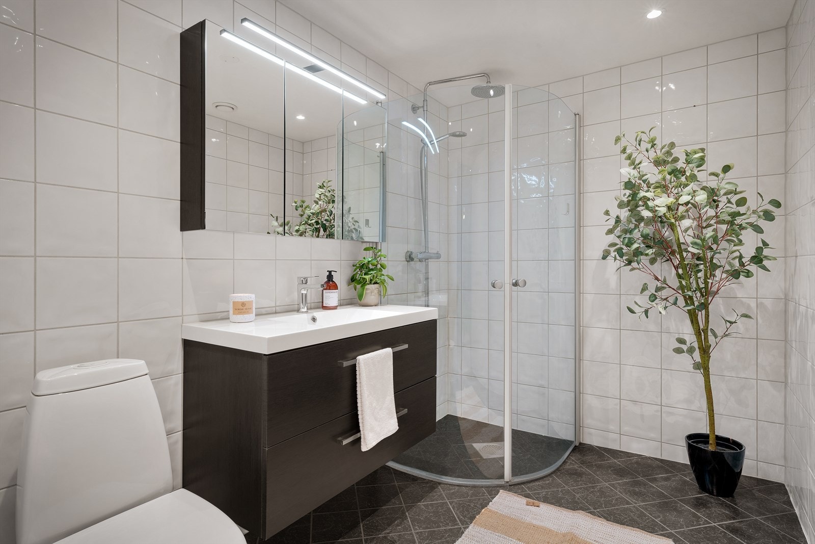 - Helfliset baderom med behagelig varme i gulv - Galleribilde