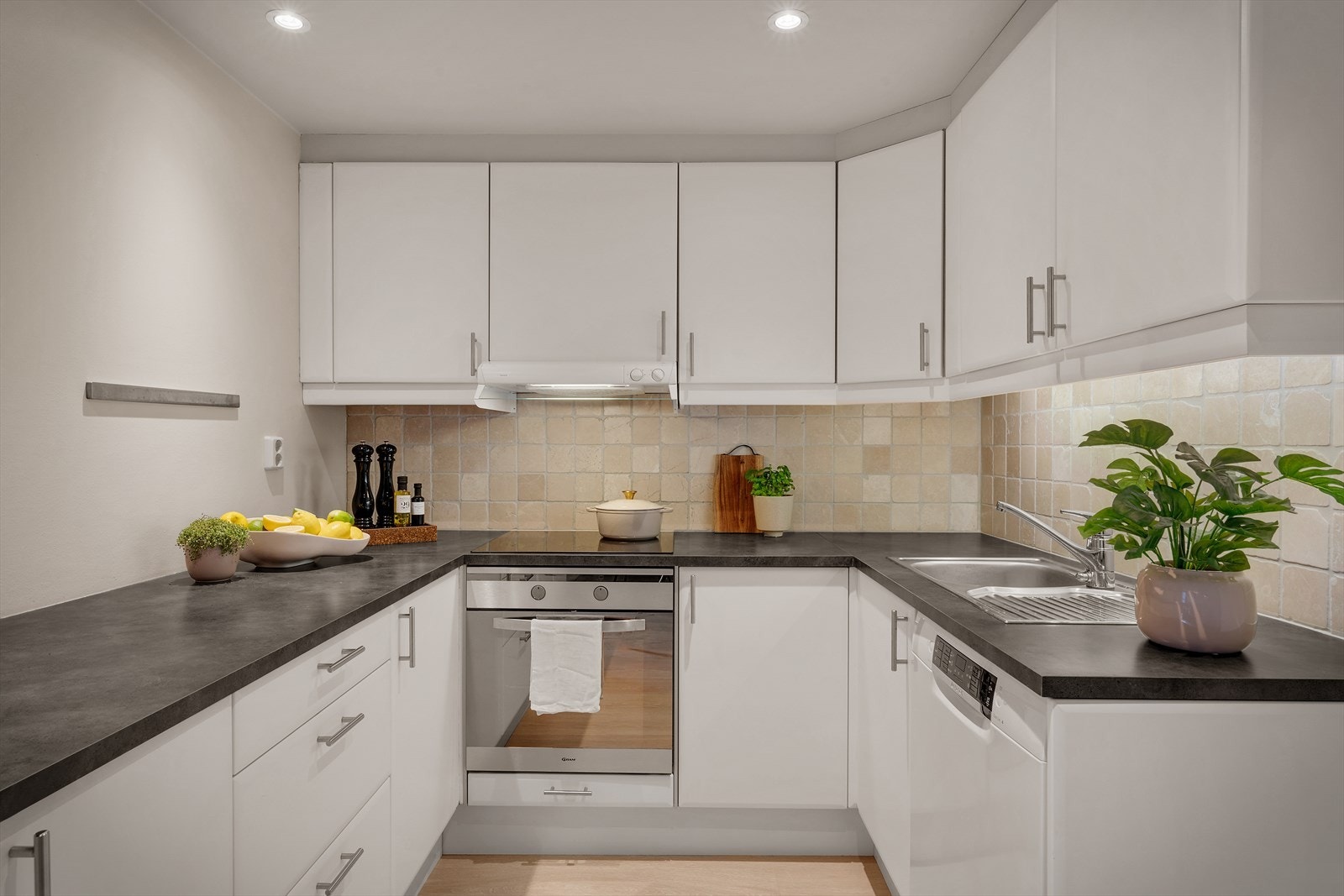 - Godt med skap- og benkeplass til glede for kokken - Galleribilde