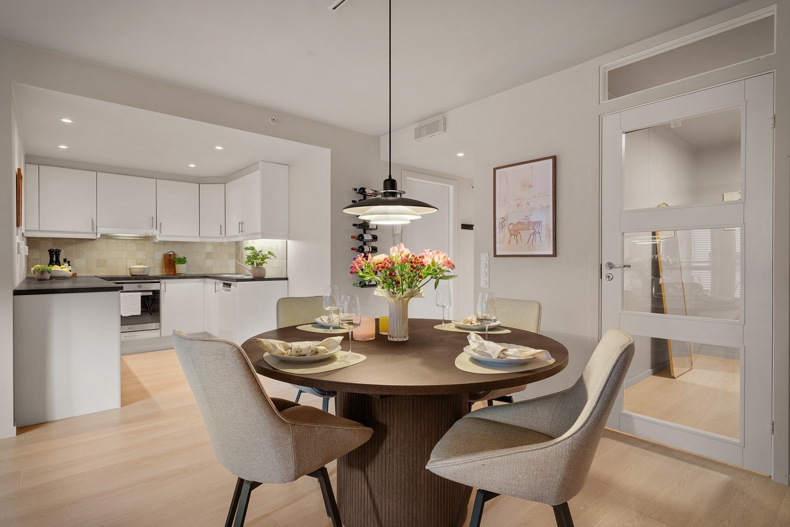 - Den åpne løsningen mot kjøkkenet sørger for en sosial sone - Galleribilde